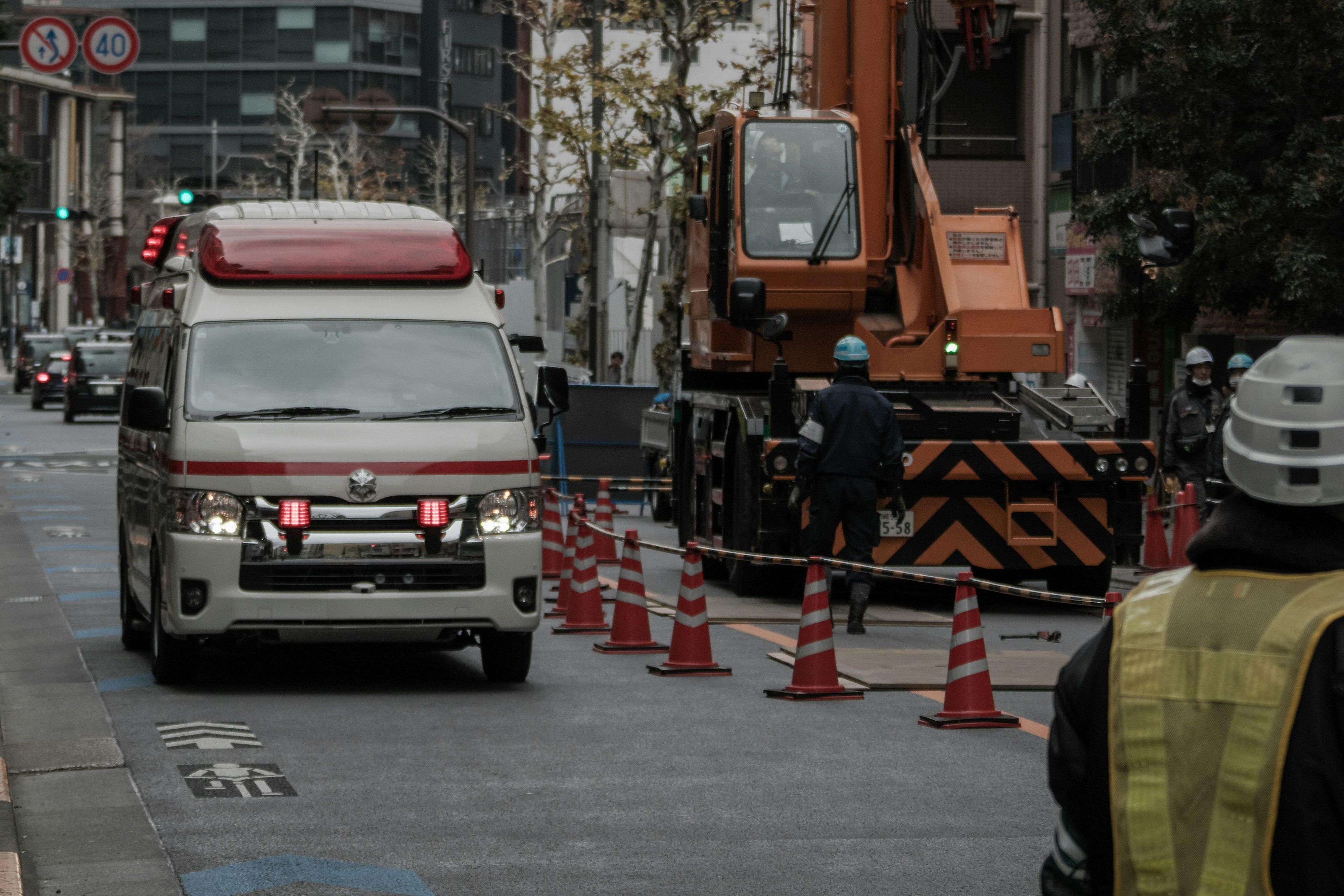 Scène urbaine avec un site de construction et une ambulance