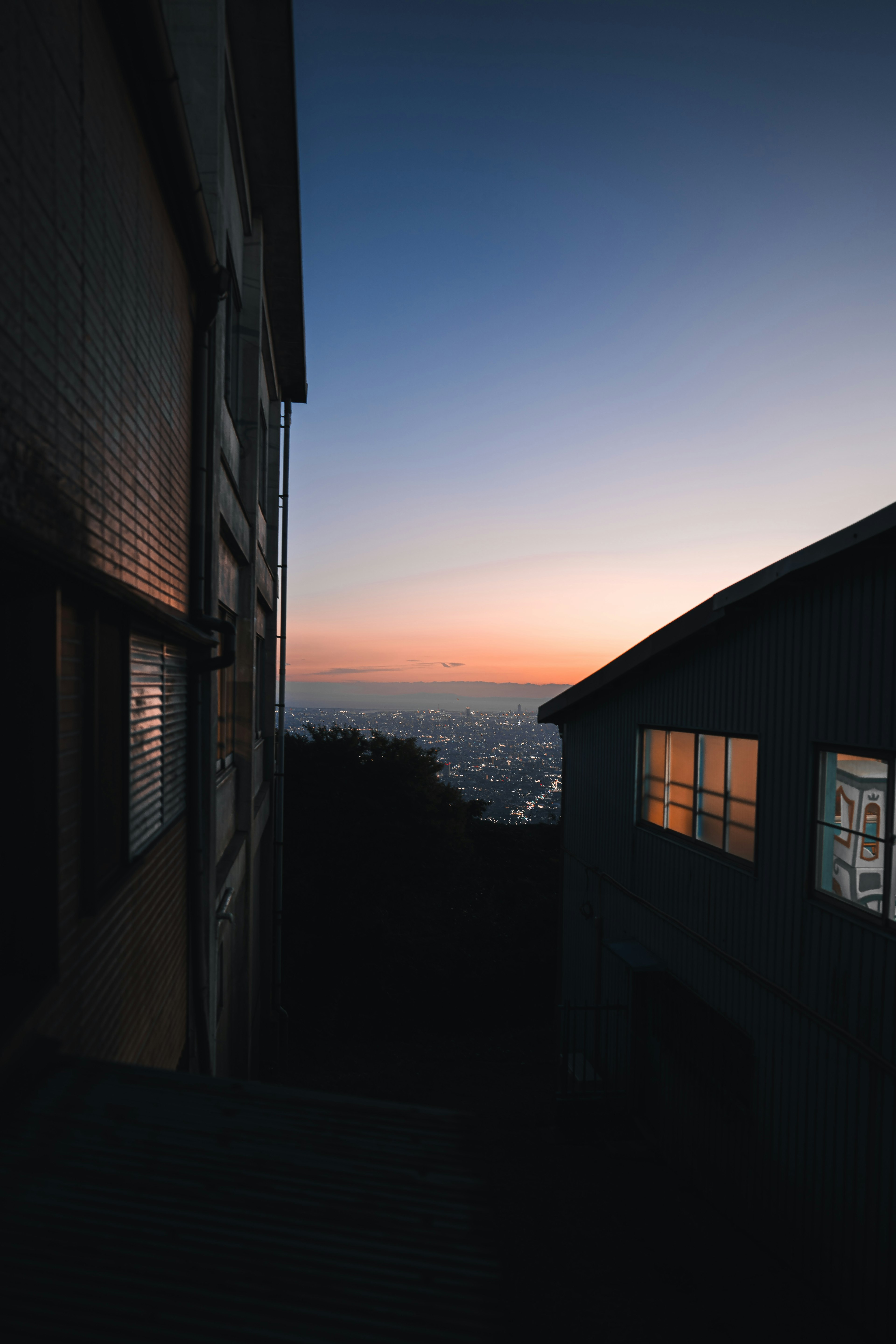 Vue de bâtiments au coucher du soleil avec une ligne d'horizon de la ville