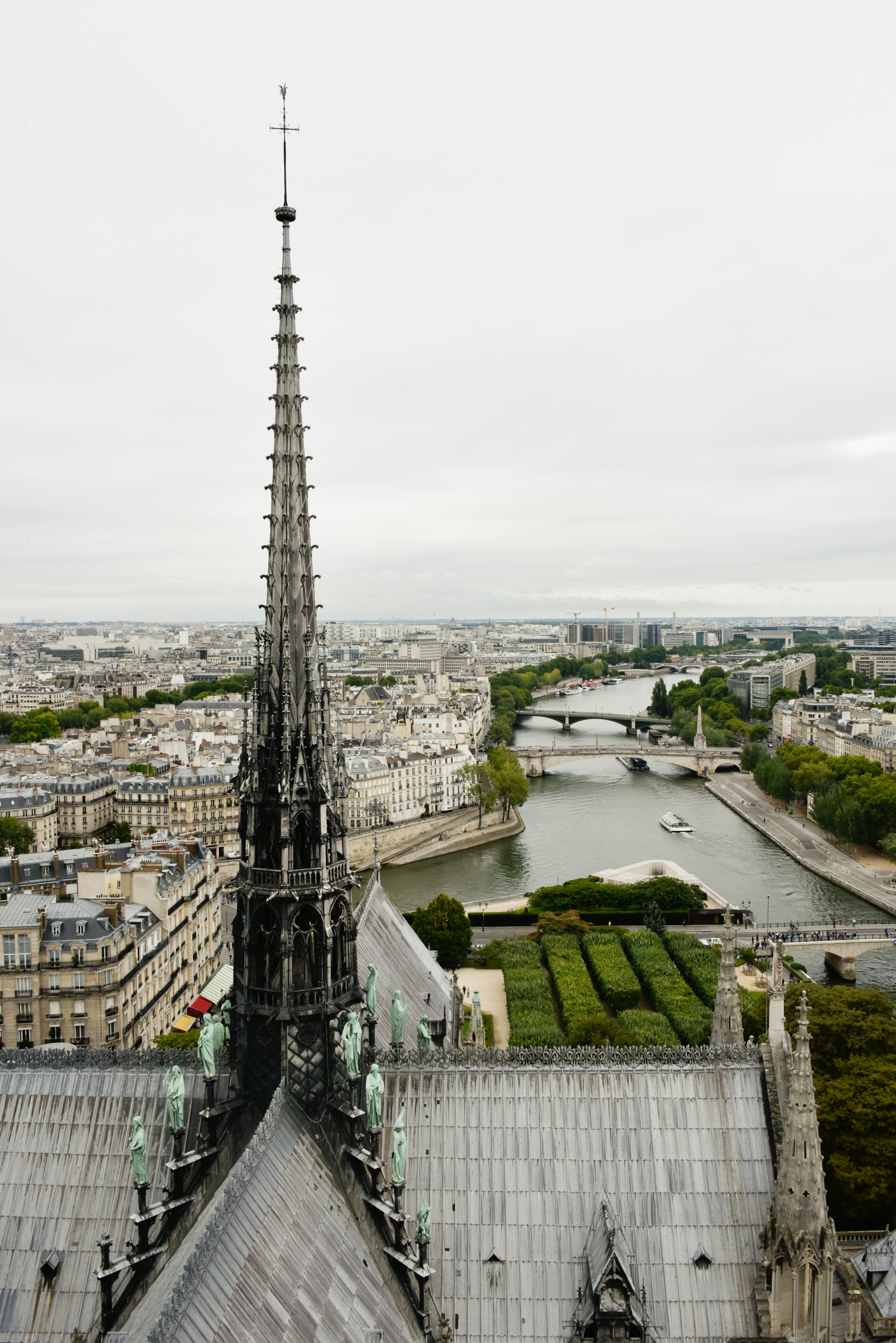 Blick auf den Turm der Kathedrale Notre-Dame mit der Skyline von Paris