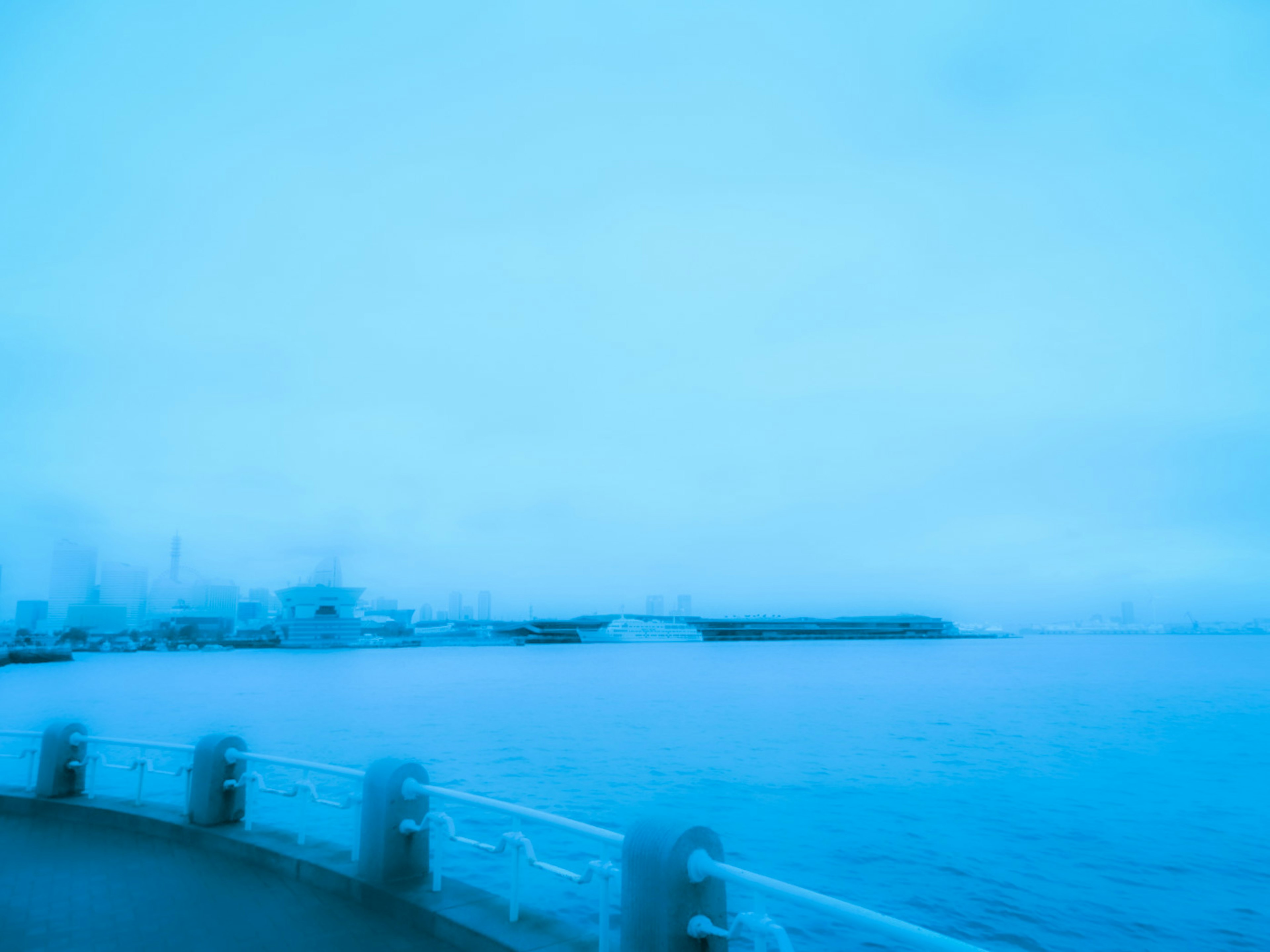 青い海と空が広がる景色に沿った桟橋の風景