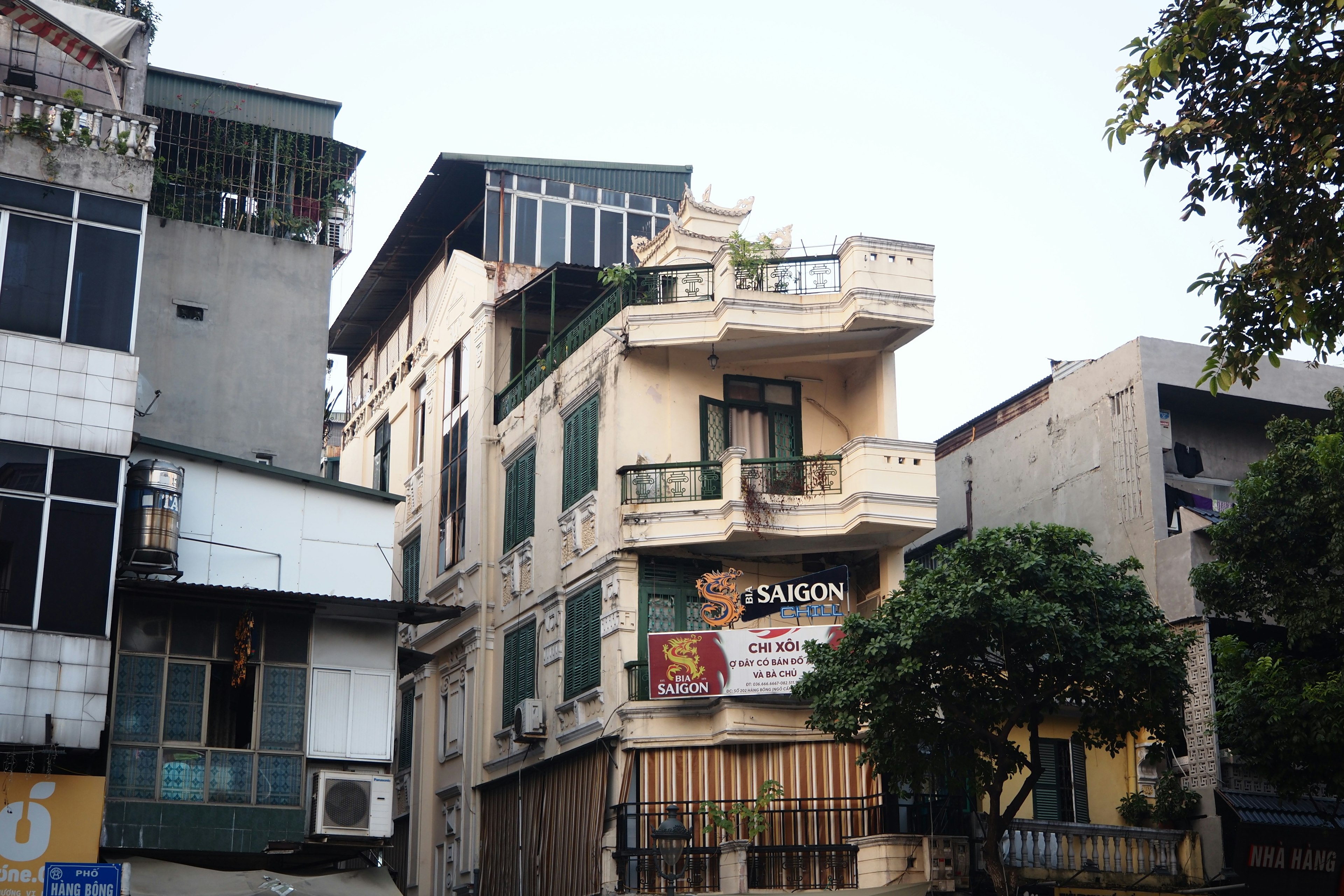 Pemandangan kota dengan campuran bangunan tua dan modern dengan balkon