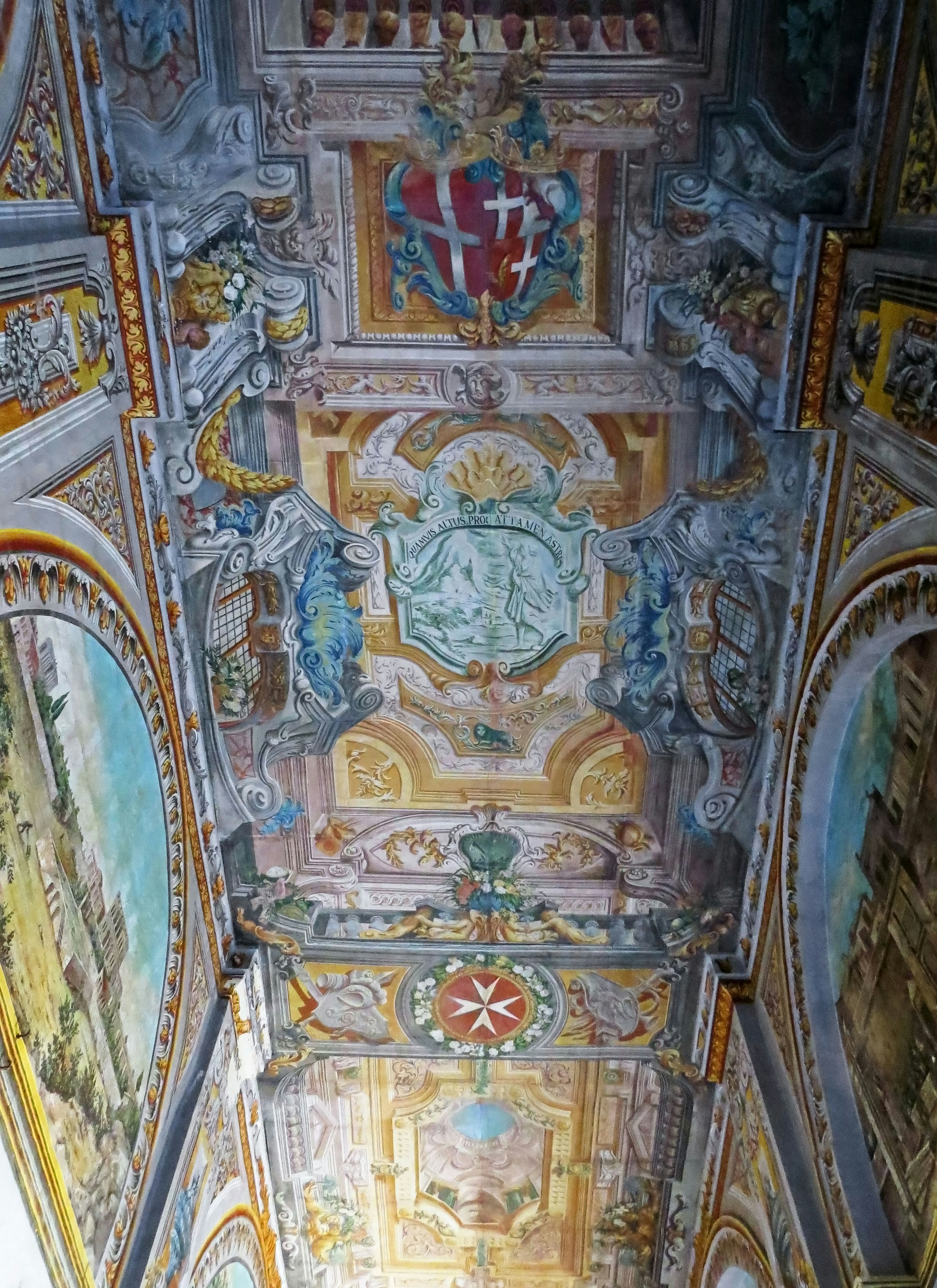 Fresco del soffitto vibrante che rappresenta scene storiche e motivi intricati