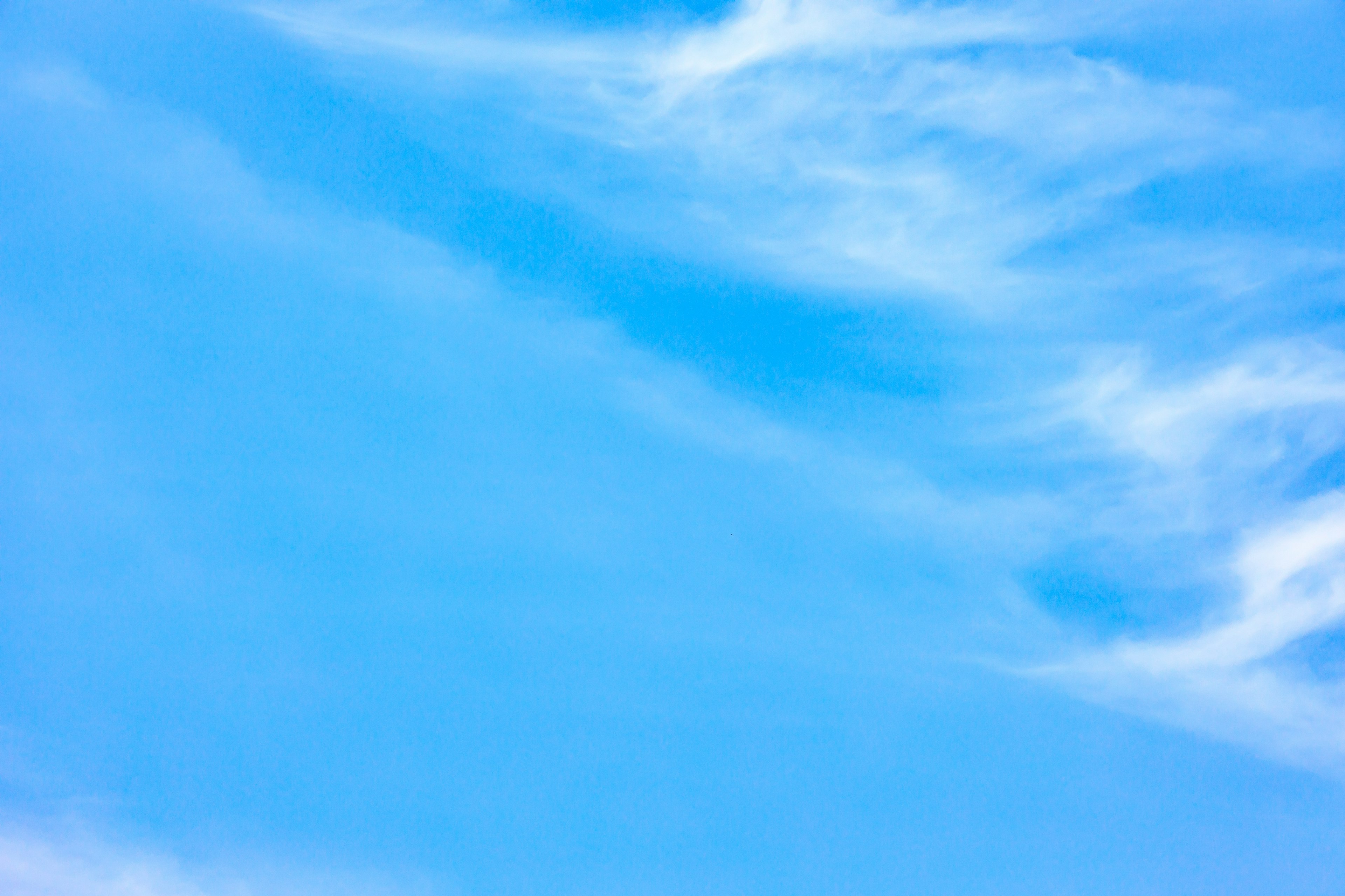 Cielo blu chiaro con nuvole bianche sparse