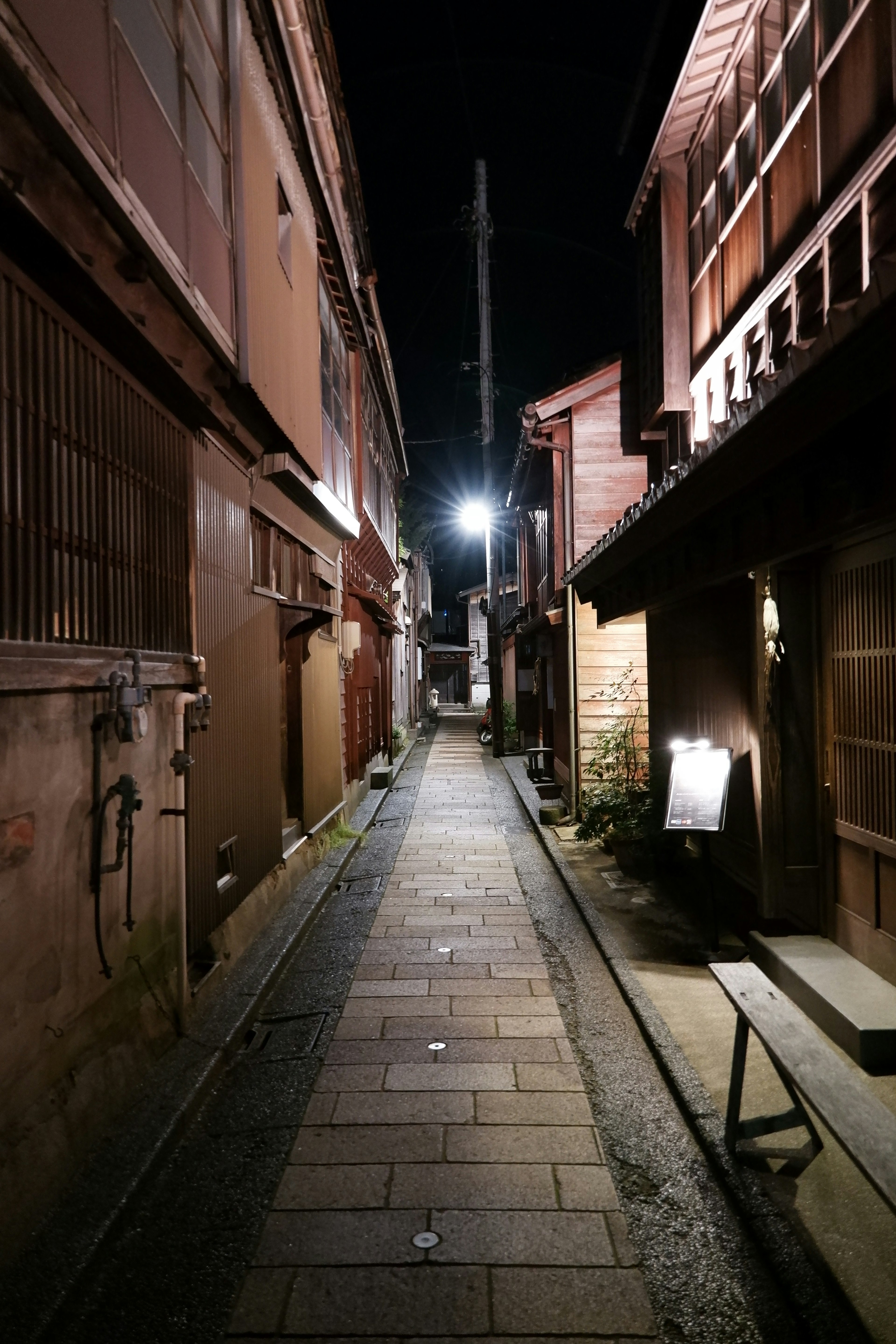 Ruhige Gasse bei Nacht mit traditionellen Gebäuden