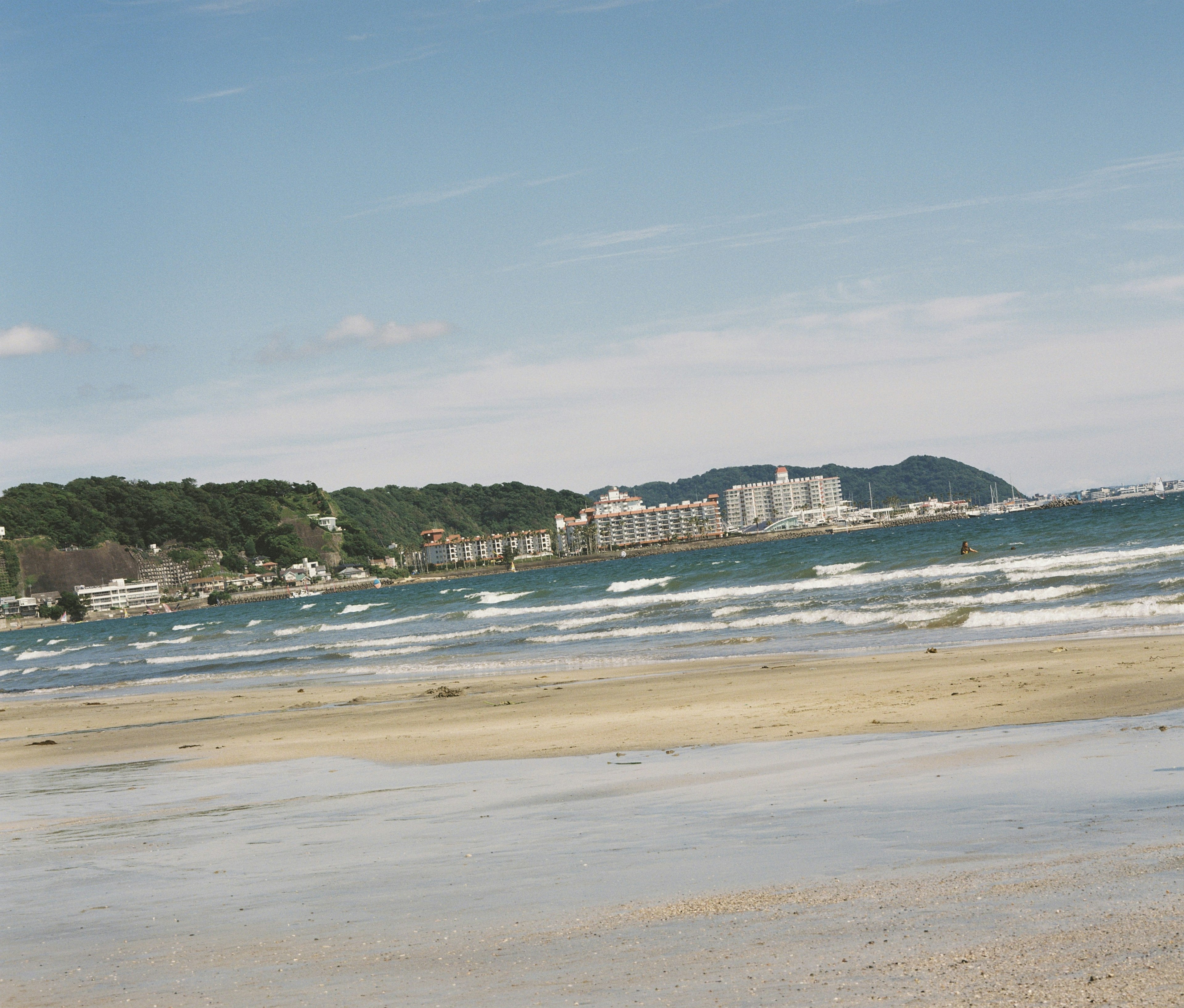 Vista costiera con onde e spiaggia