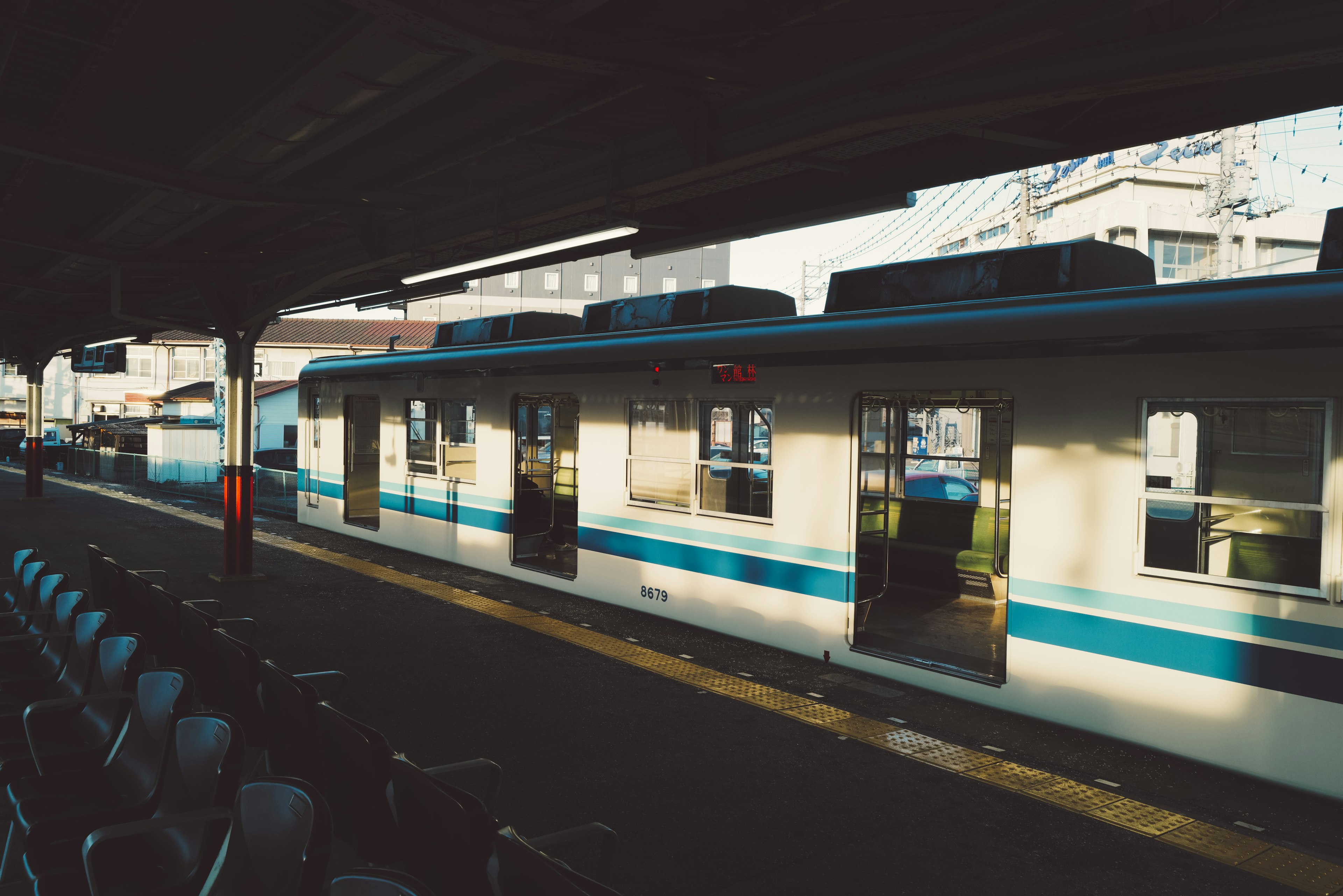 Vista di un treno su una piattaforma di stazione