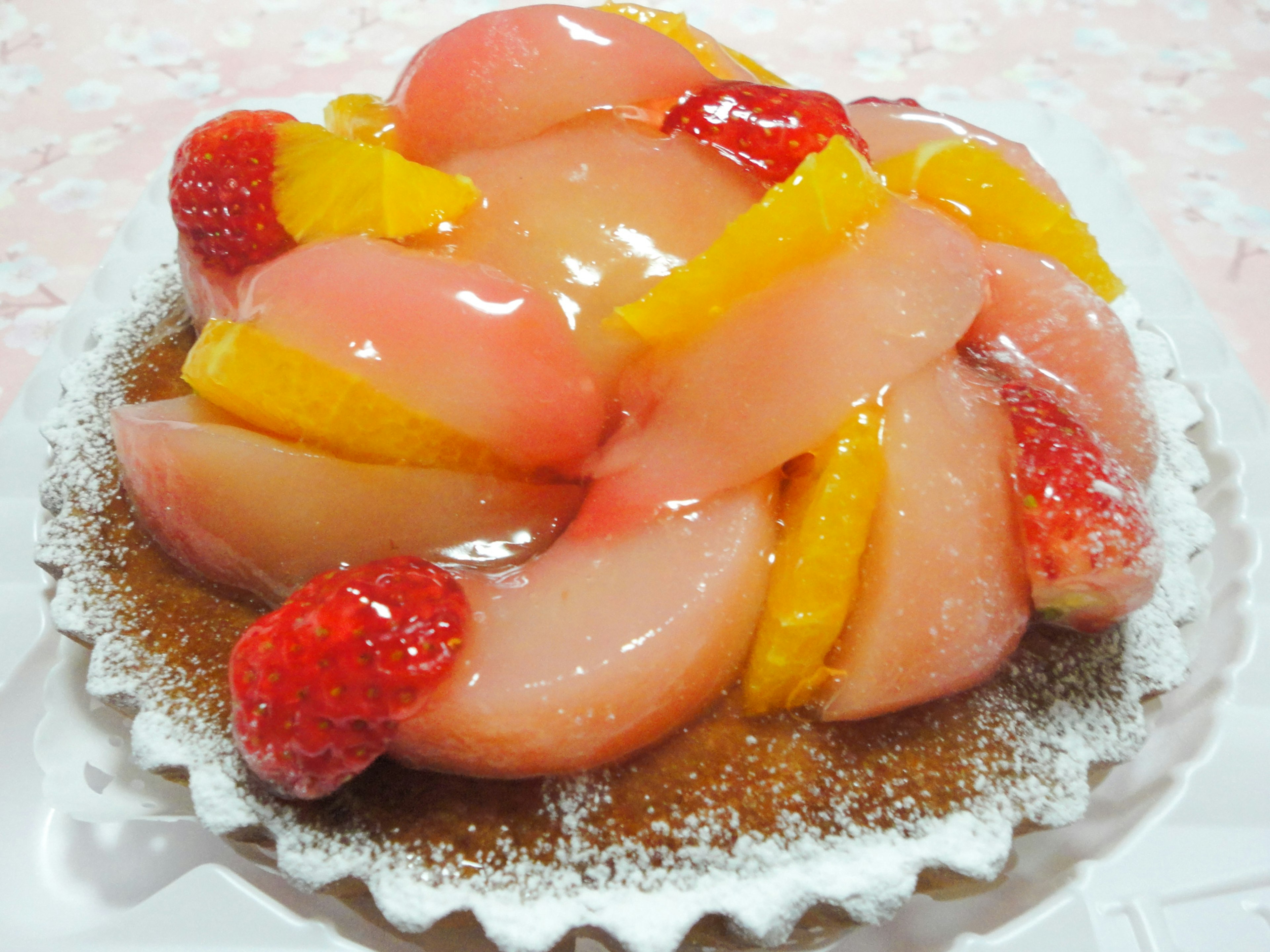 Obsttorte mit schönen Pfirsichen und Erdbeeren