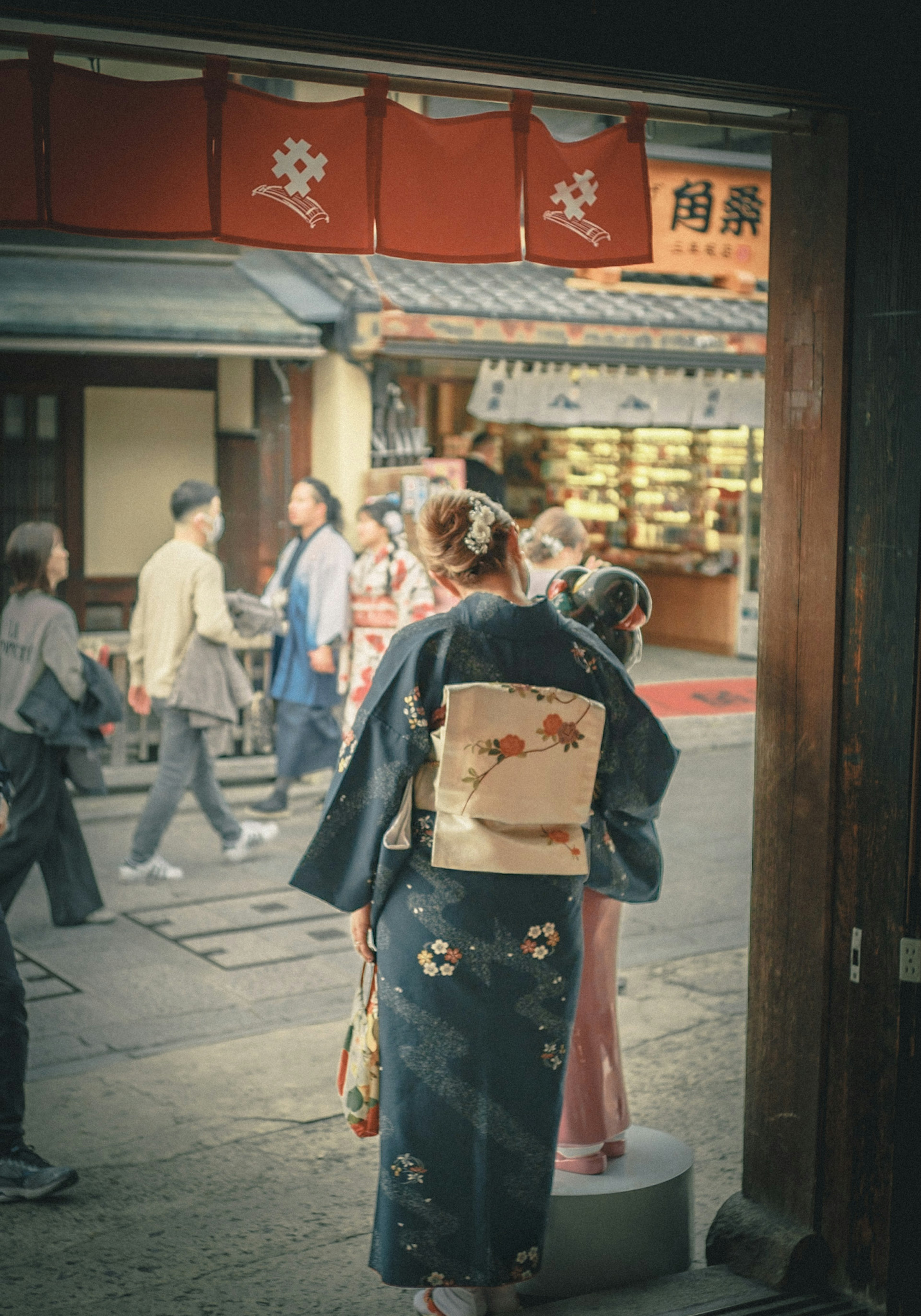 伝統的な着物を着た女性が子供と一緒に街を見守る風景