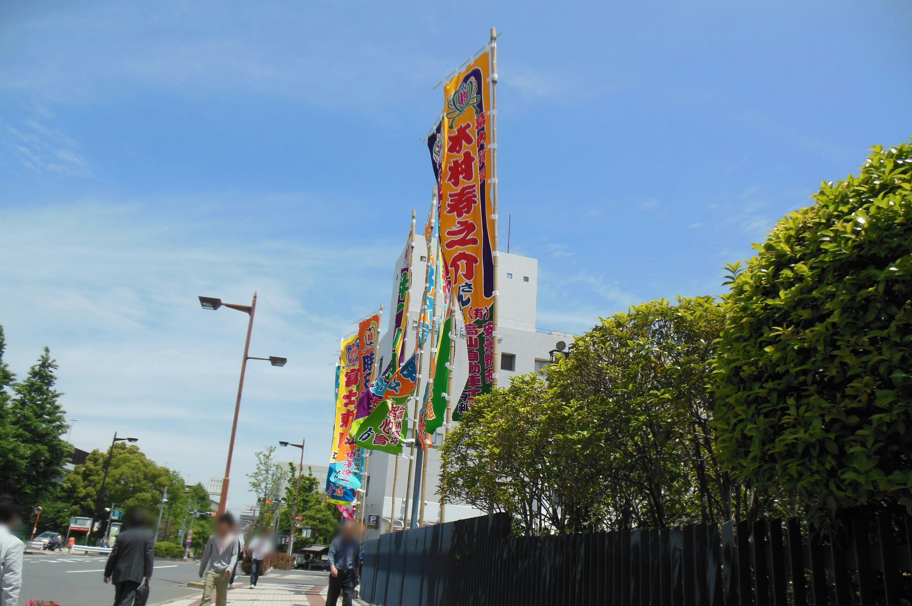 Bunte Banner entlang einer Straßenszene