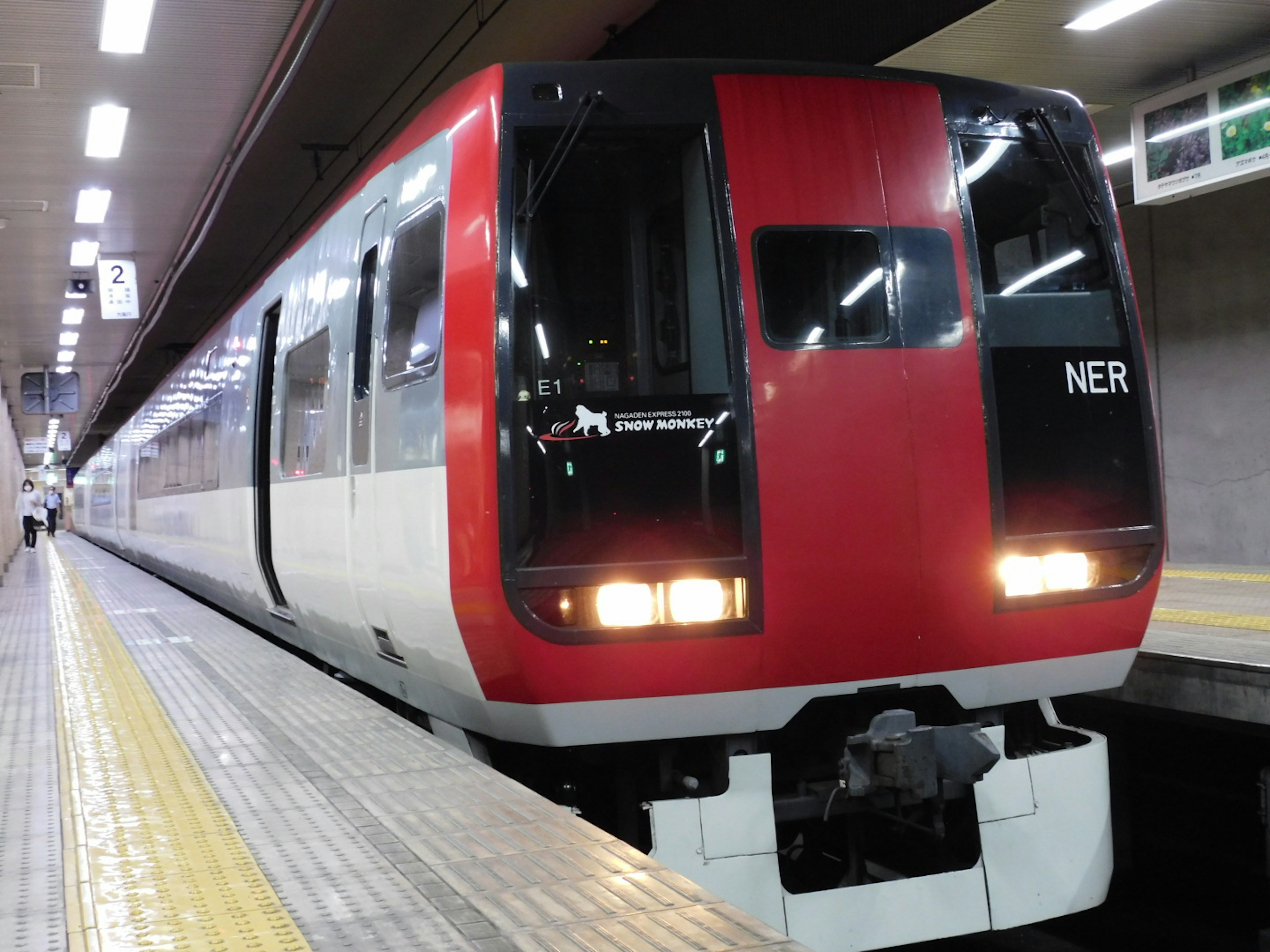 Kereta merah dan putih di stasiun