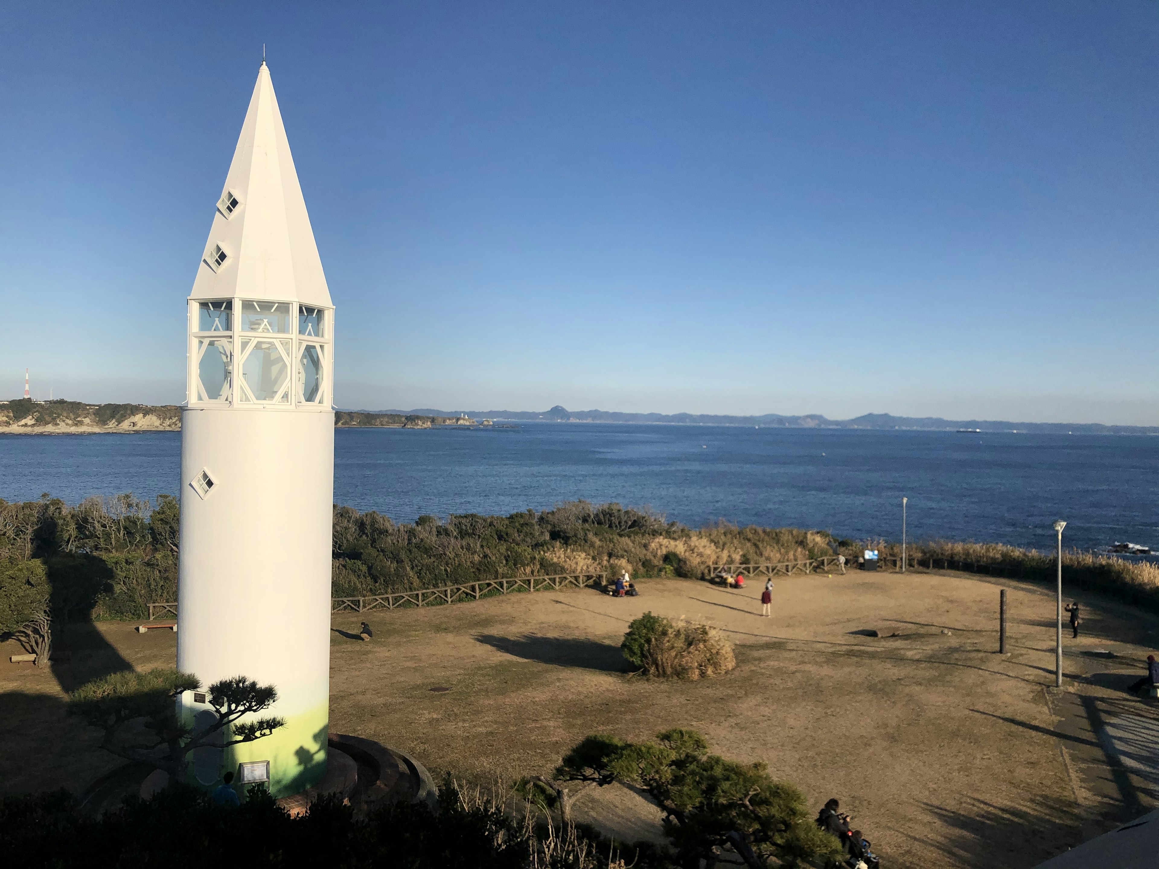 Tour blanche surplombant le paysage maritime