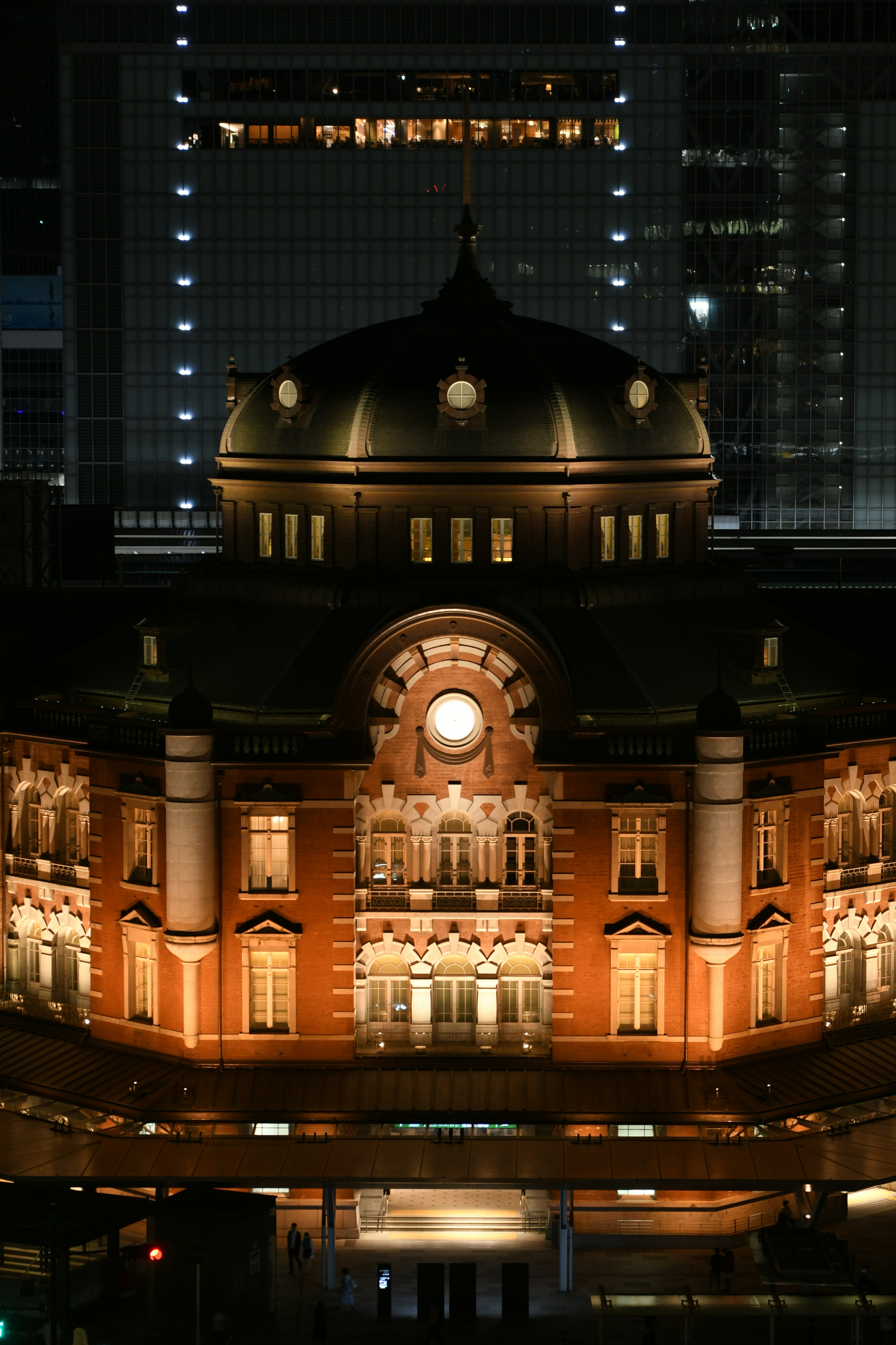 東京駅の夜景、歴史的な建物、照明が美しい