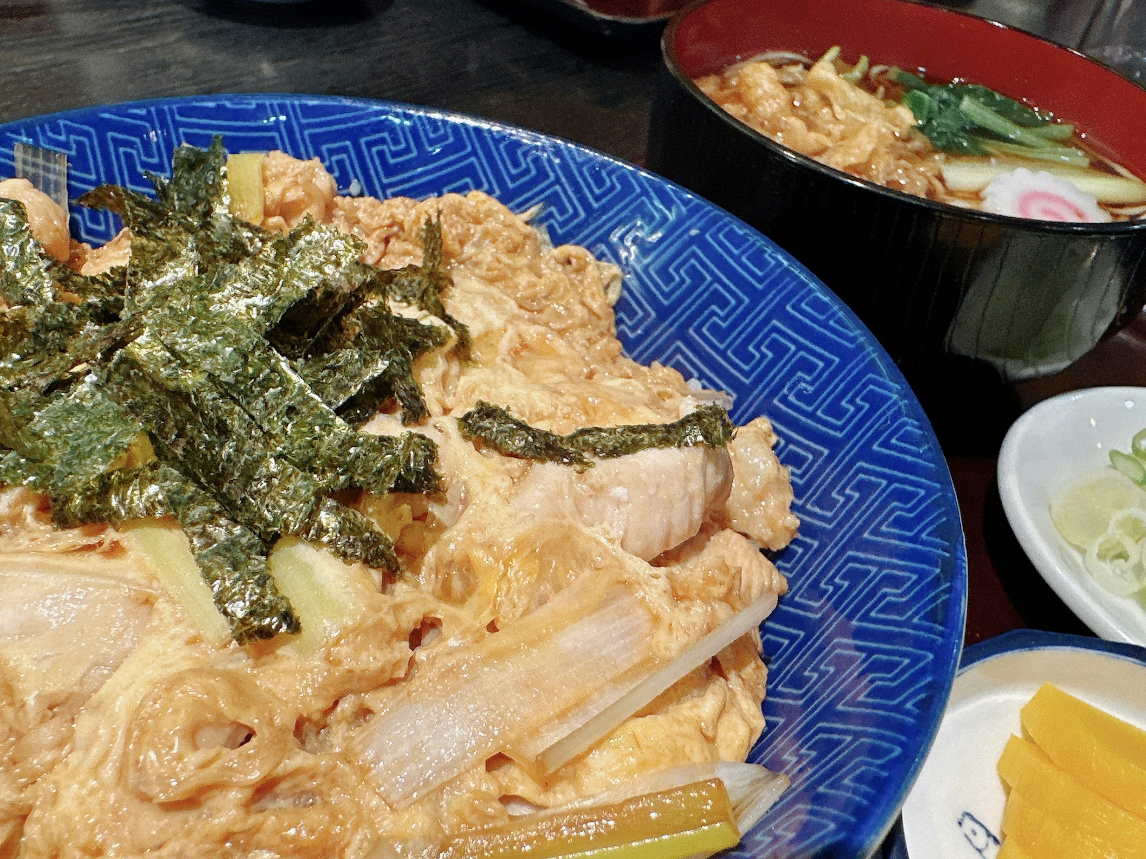 Deliziosa ramen con condimenti serviti in una ciotola blu