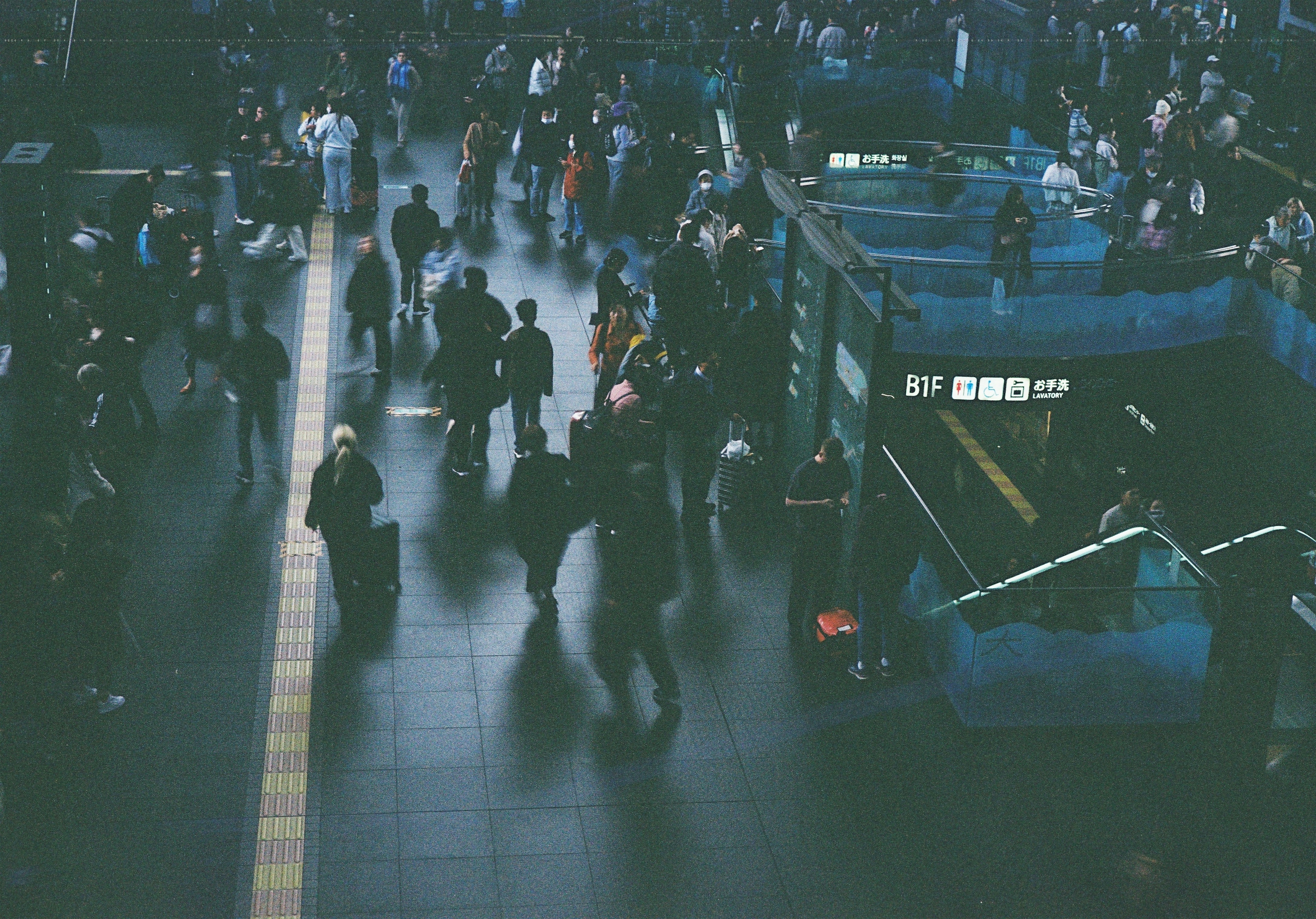 混雑した駅の風景で人々が移動している