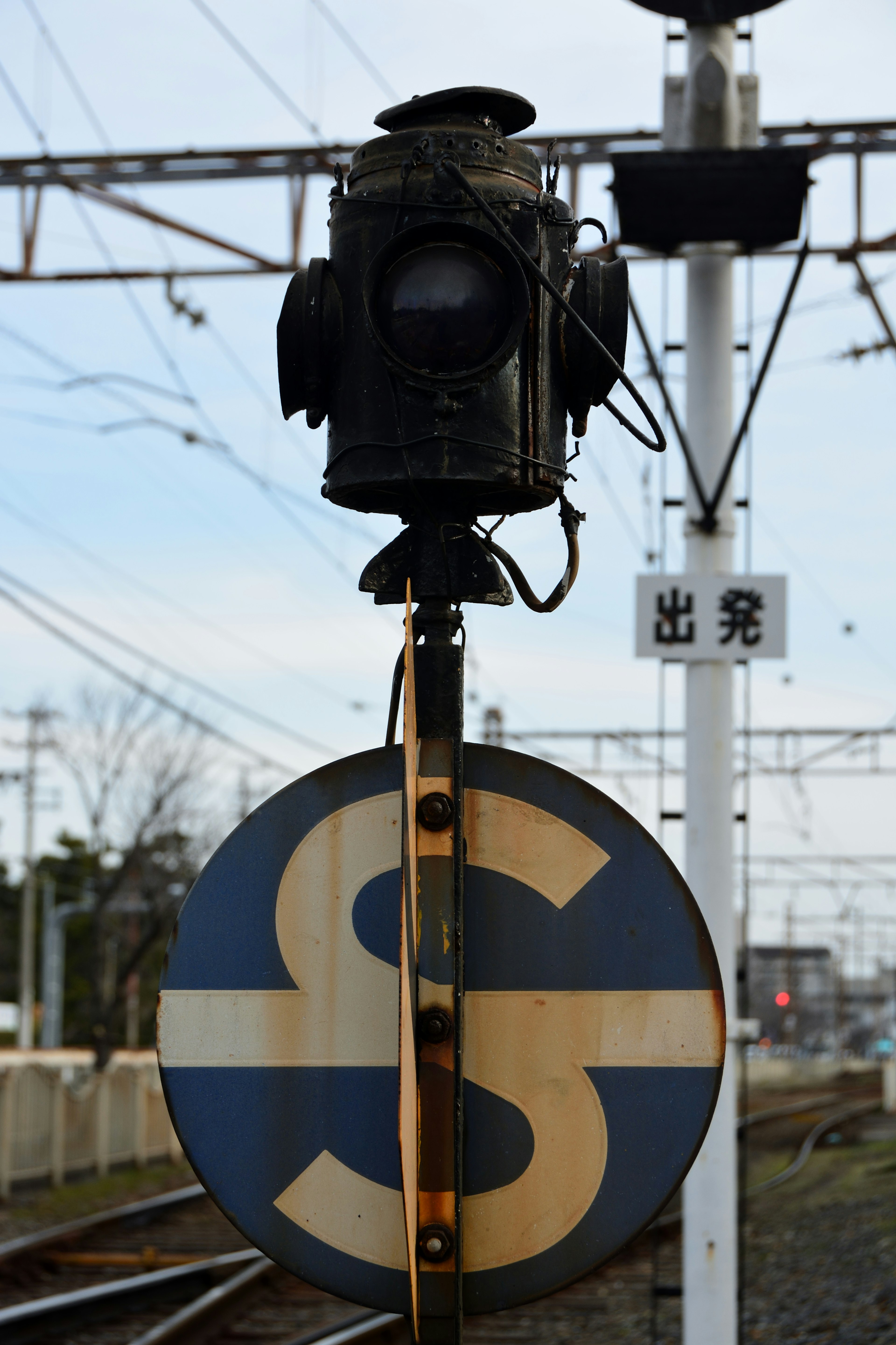 Segnale ferroviario con cartello di partenza