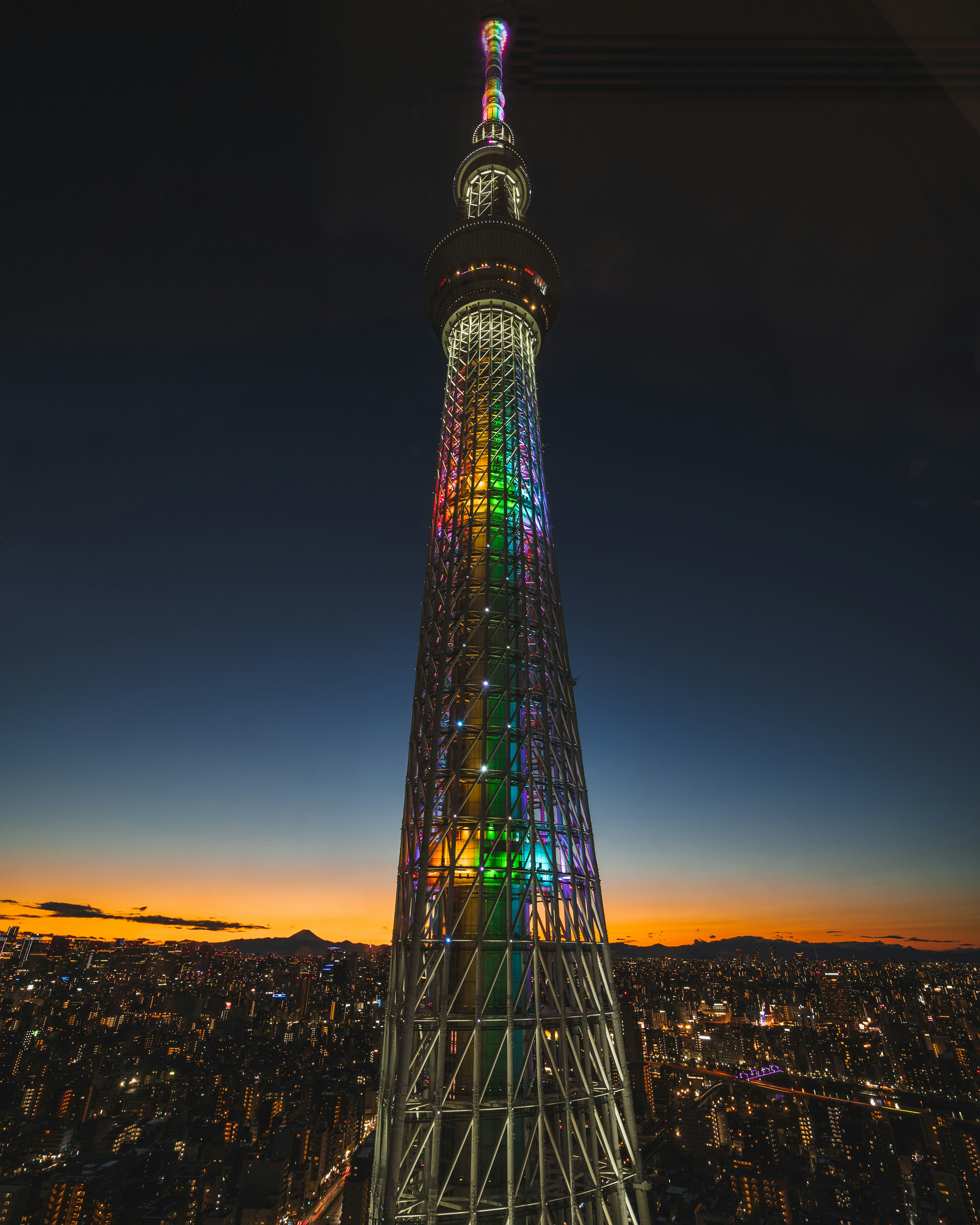 Tokyo Skytree iluminado por la noche con luces de colores