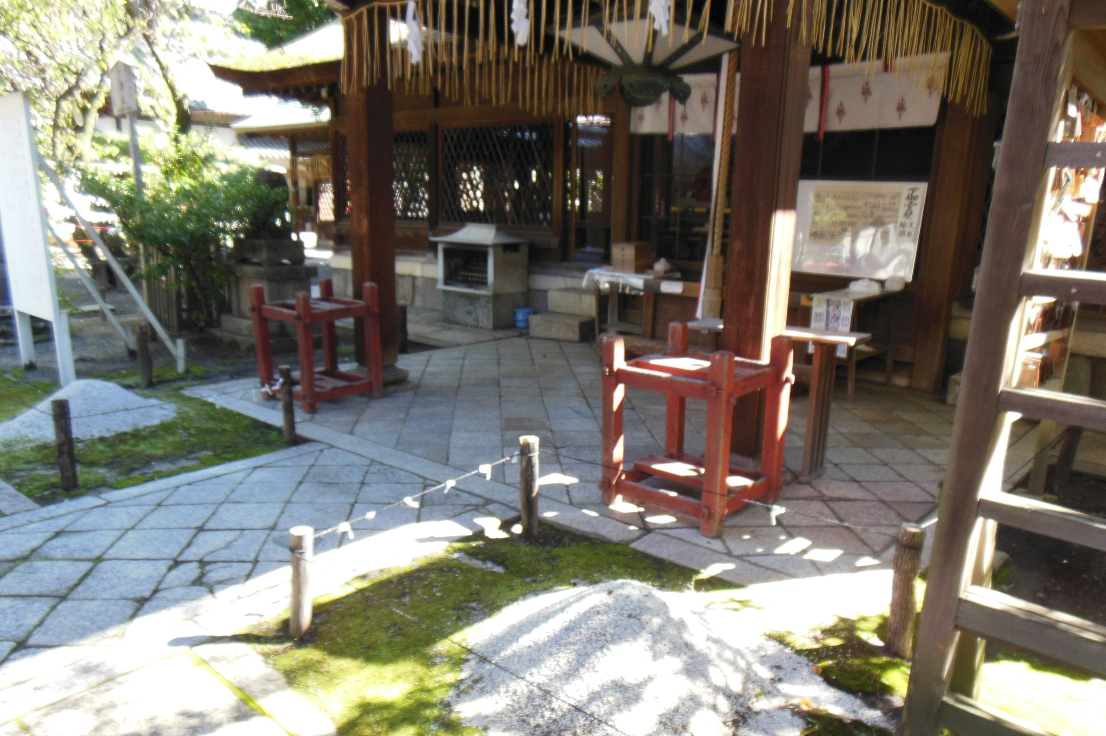 Une cour de sanctuaire japonais traditionnel avec des allées en pierre et des tables en bois