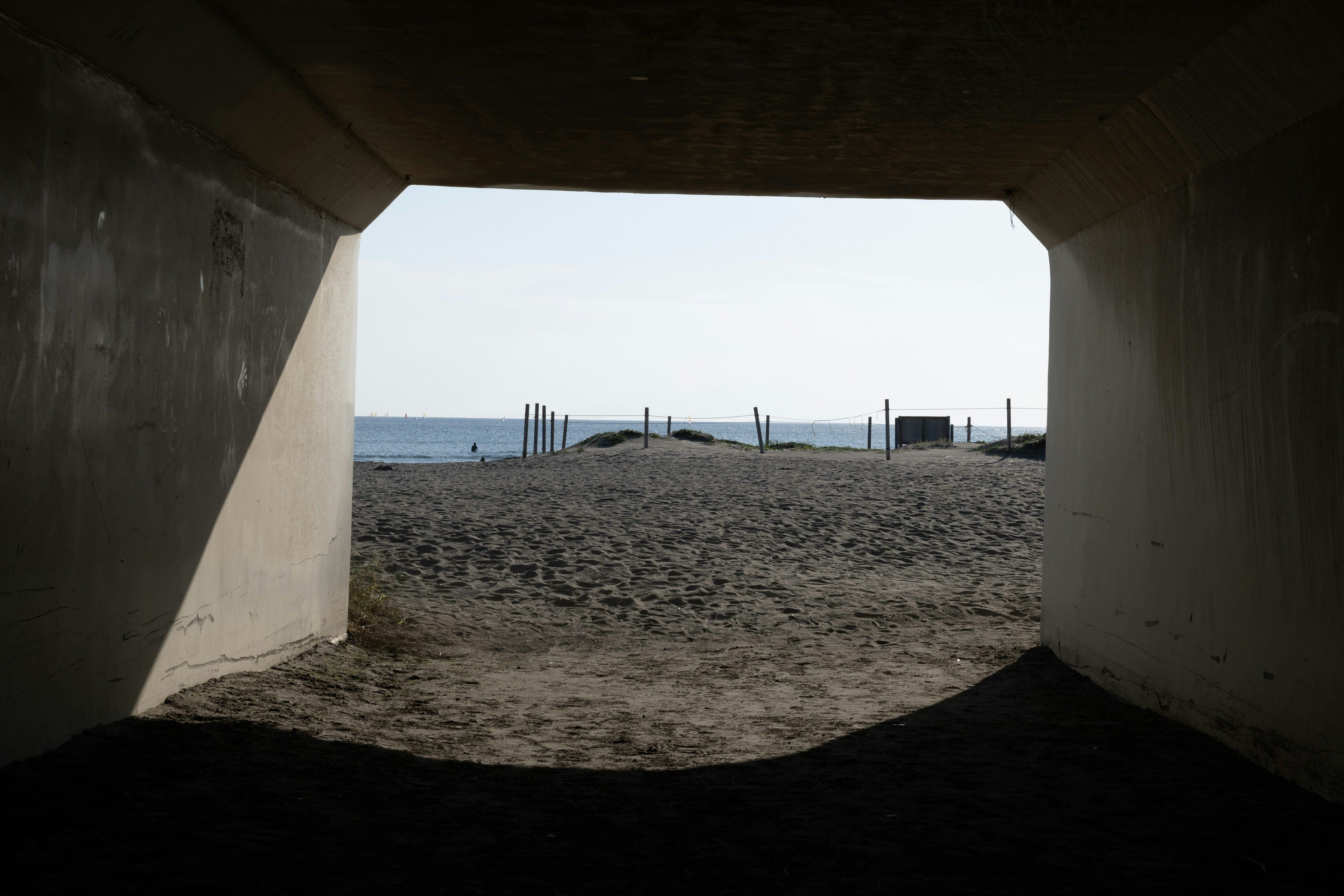 Vista de la playa y el cielo a través de un túnel