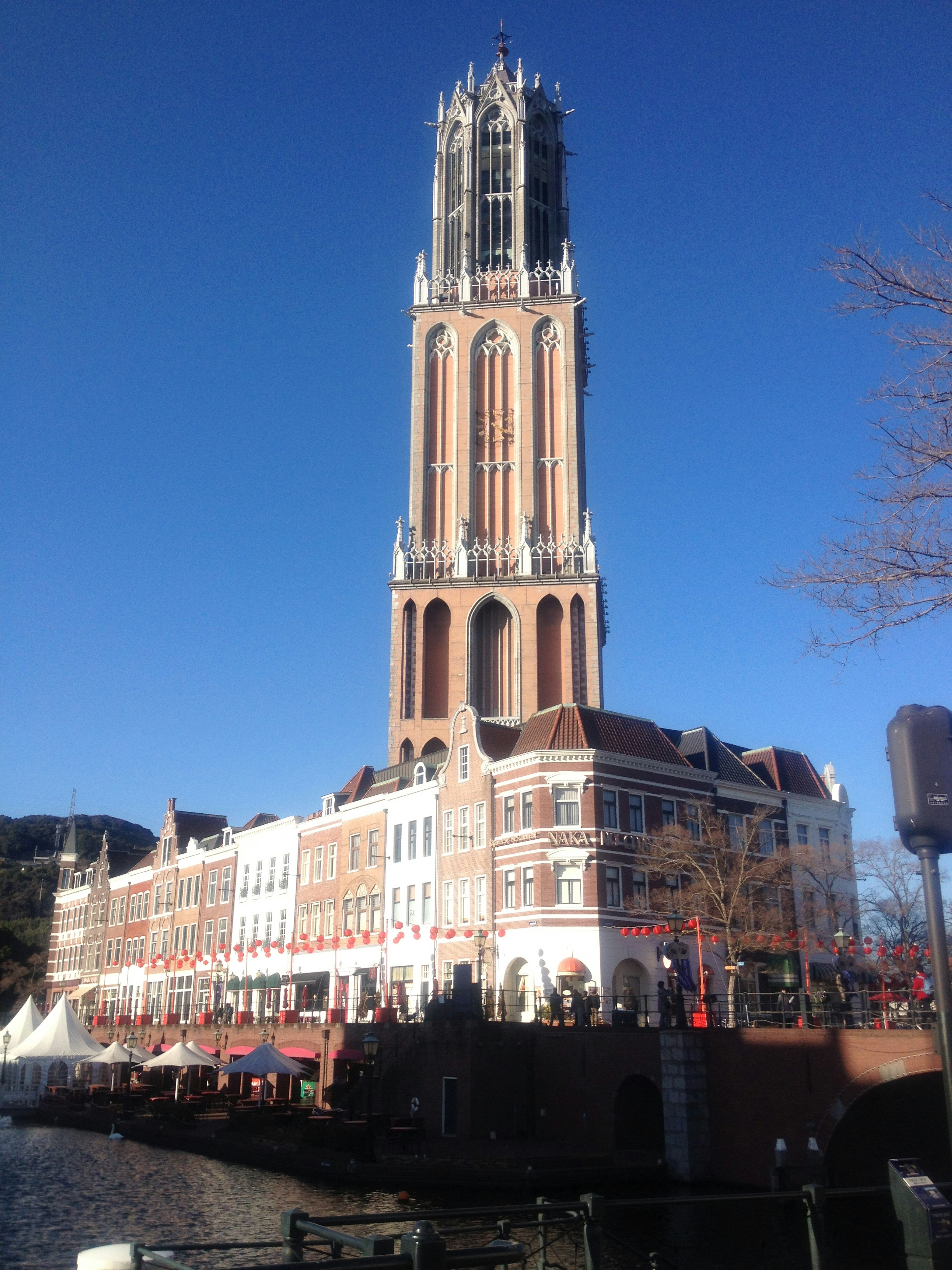 Menara Dom Utrecht dengan bangunan sekitarnya