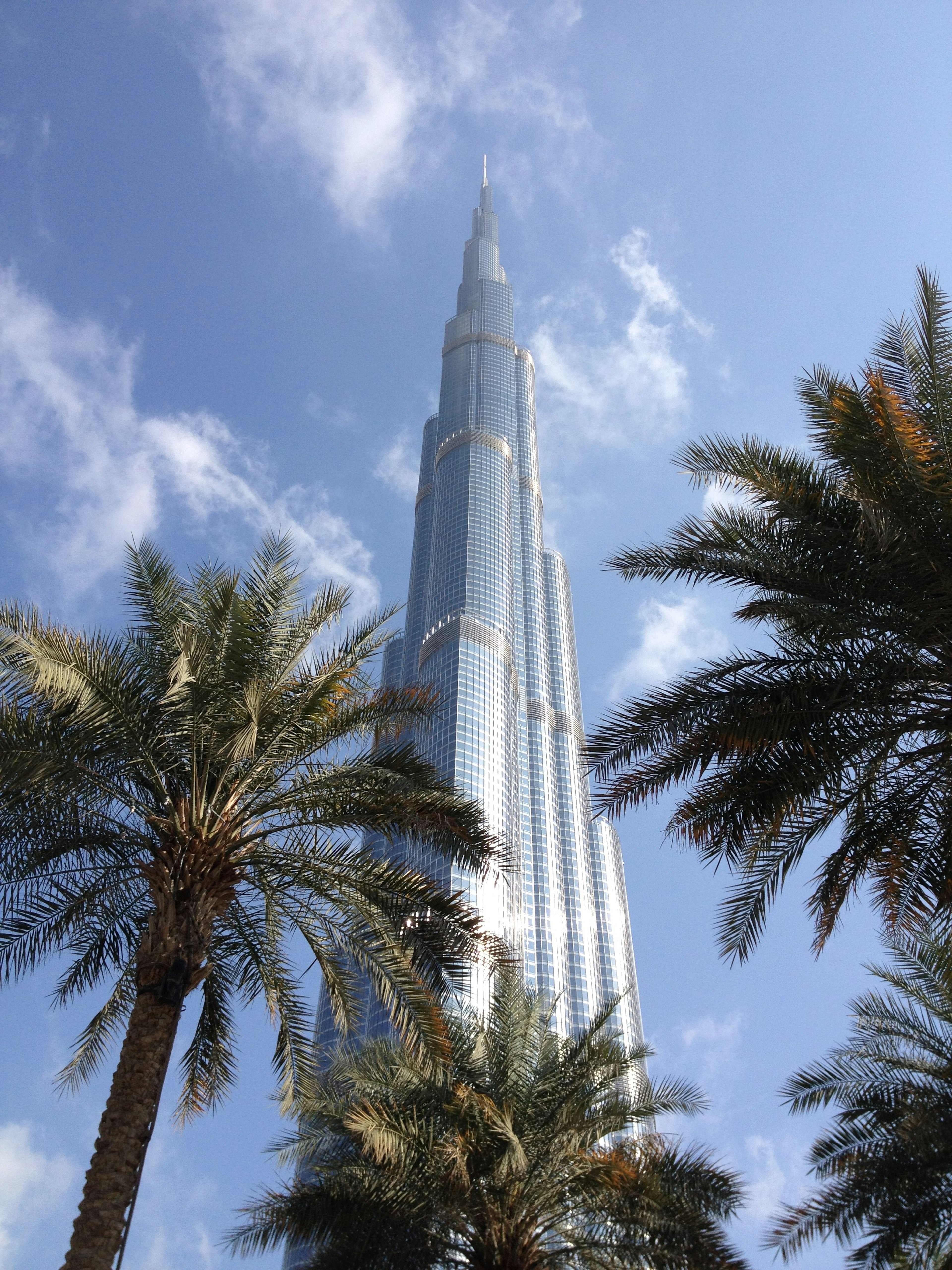 Blick auf den Burj Khalifa mit Palmen