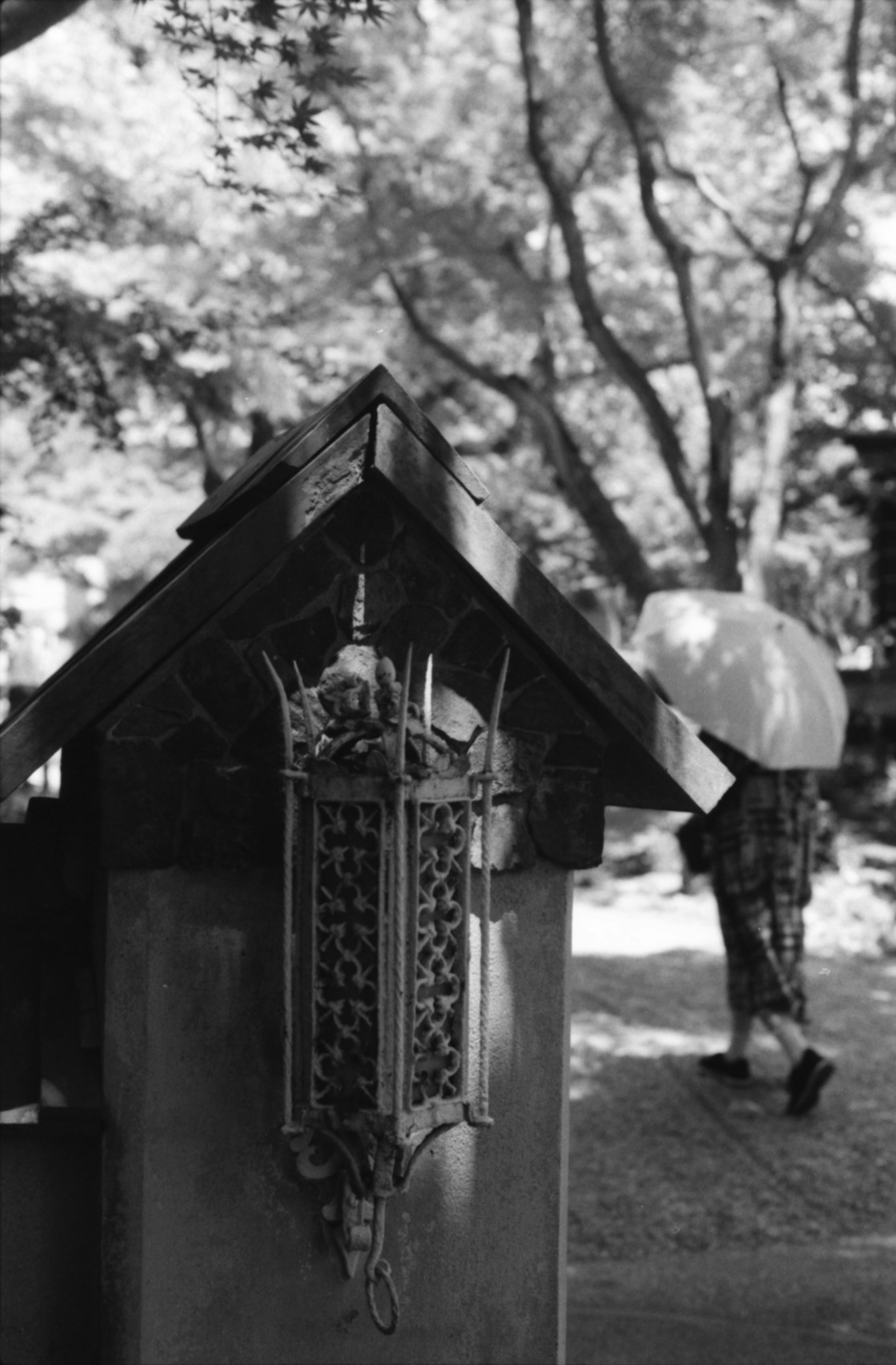 Estructura japonesa tradicional con una linterna en un paisaje en blanco y negro