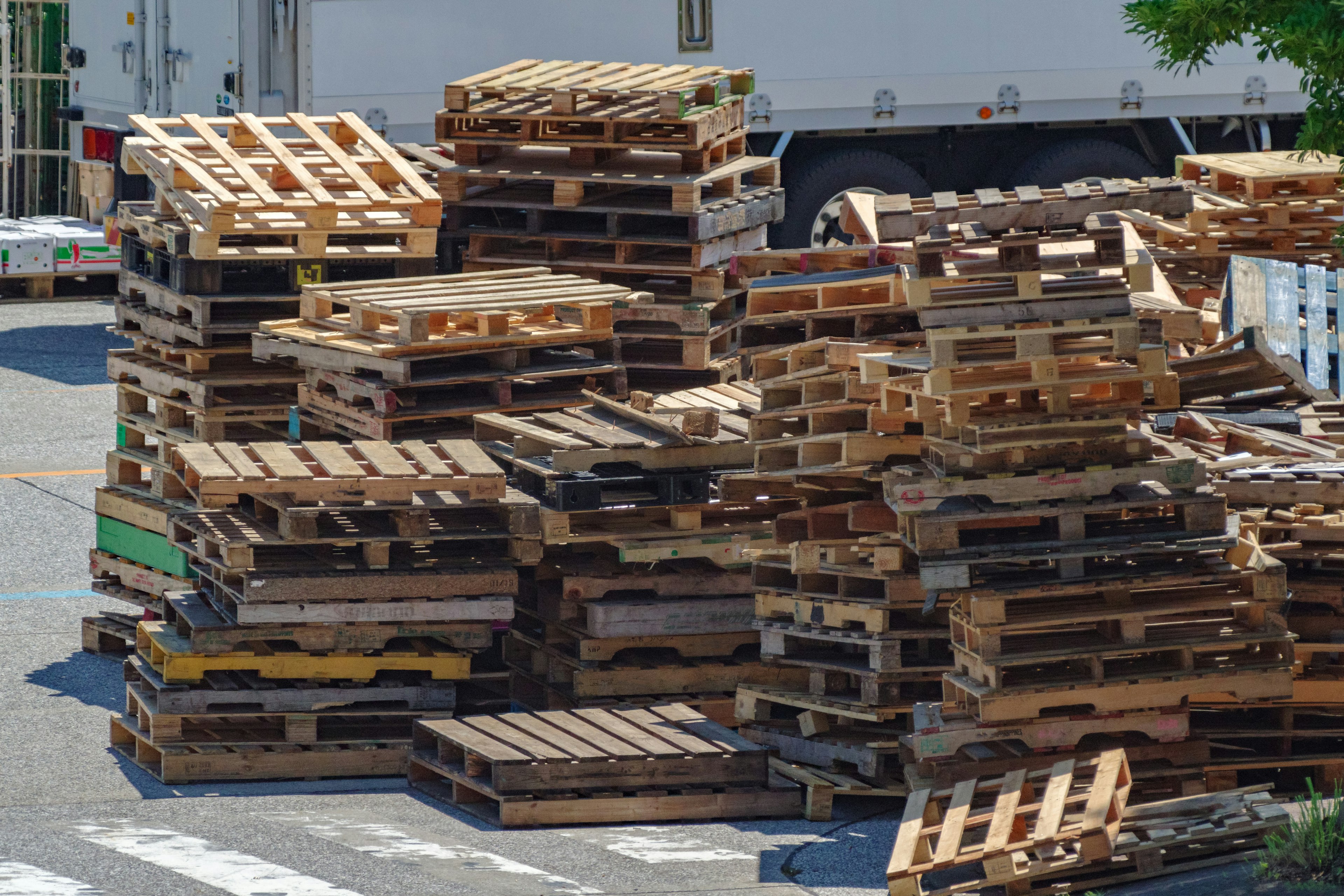 Une pile de palettes en bois dans un environnement d'entrepôt extérieur