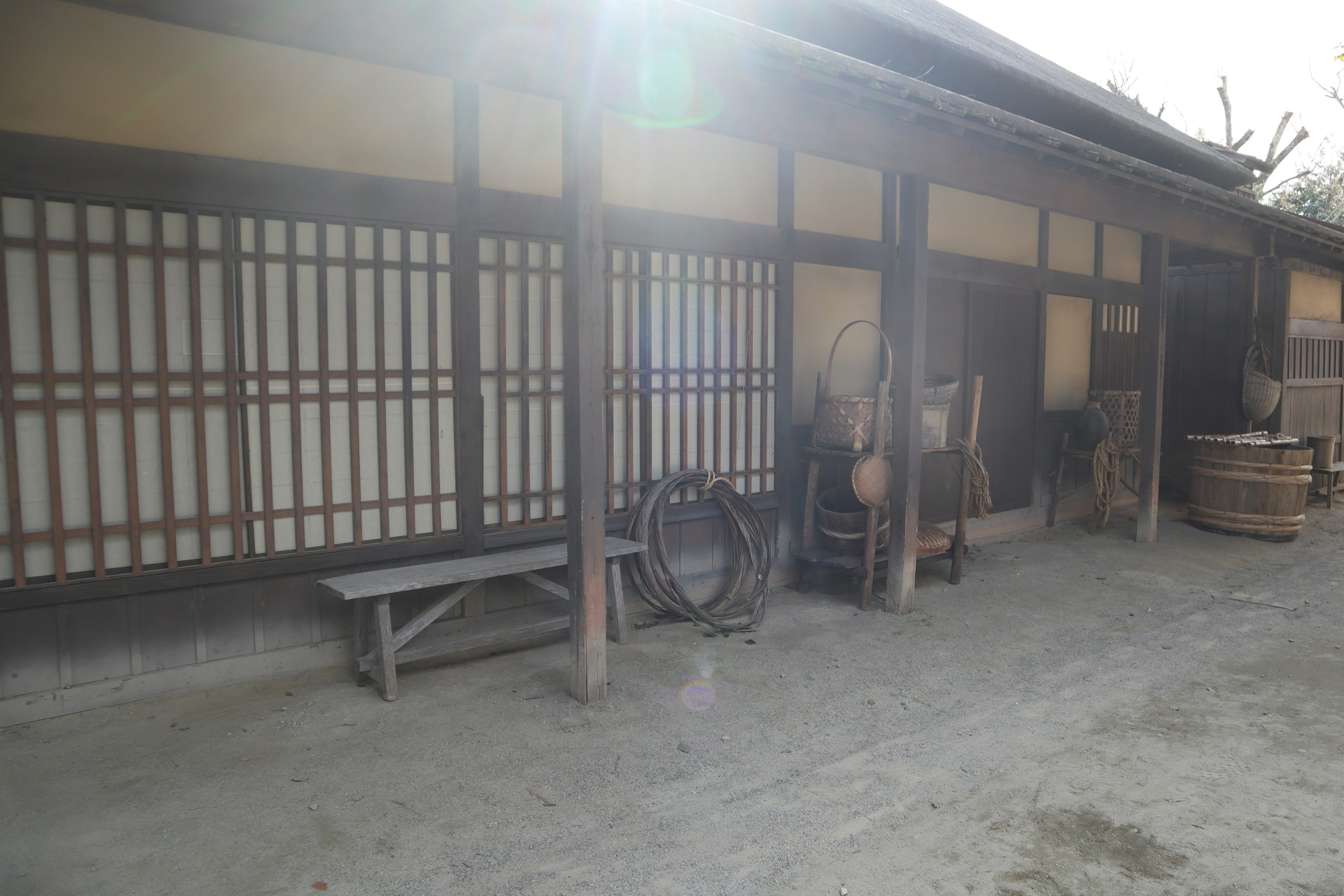 Exterior de una antigua casa japonesa con herramientas de madera