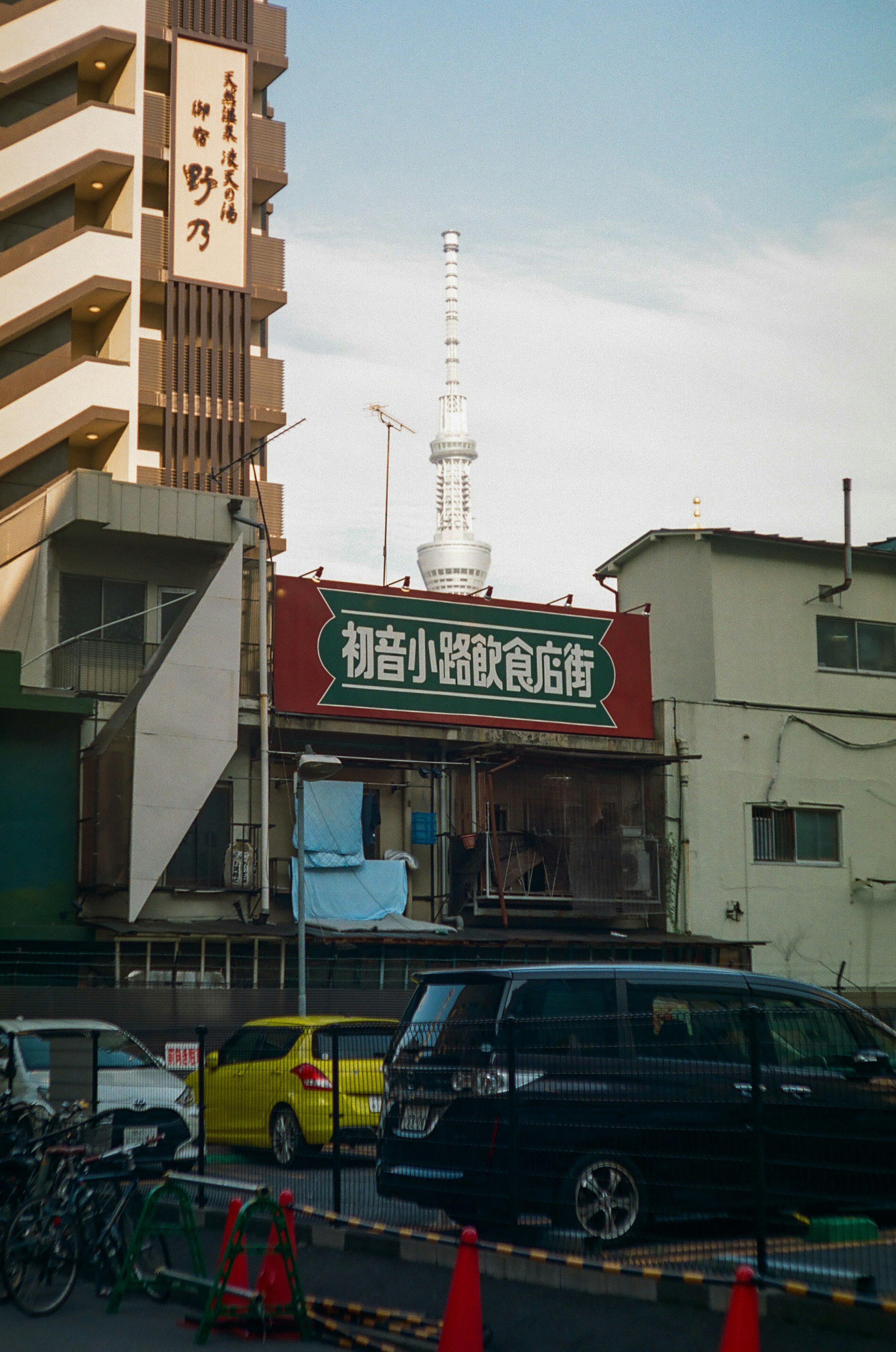 Paesaggio urbano con la Tokyo Tower e un vecchio cartello