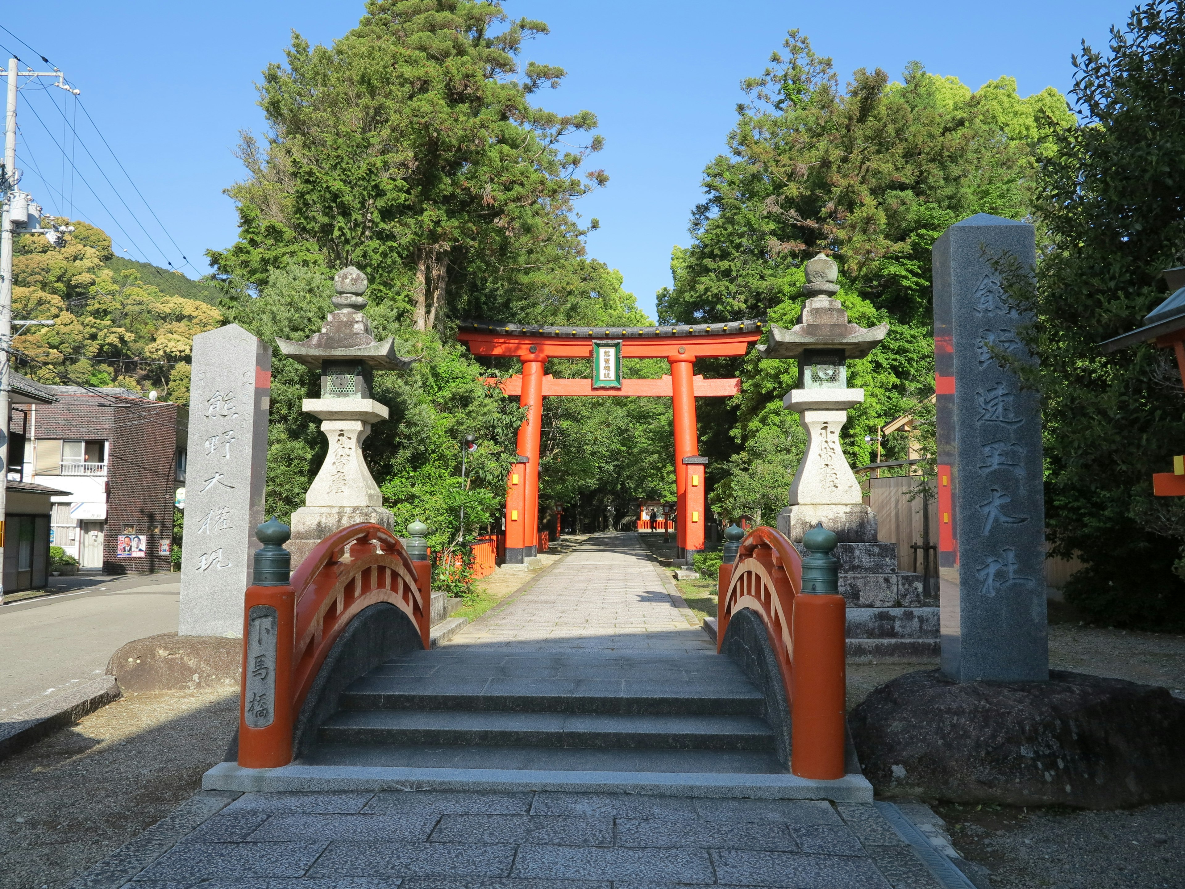 风景如画的神社，有红色的鸟居和石桥