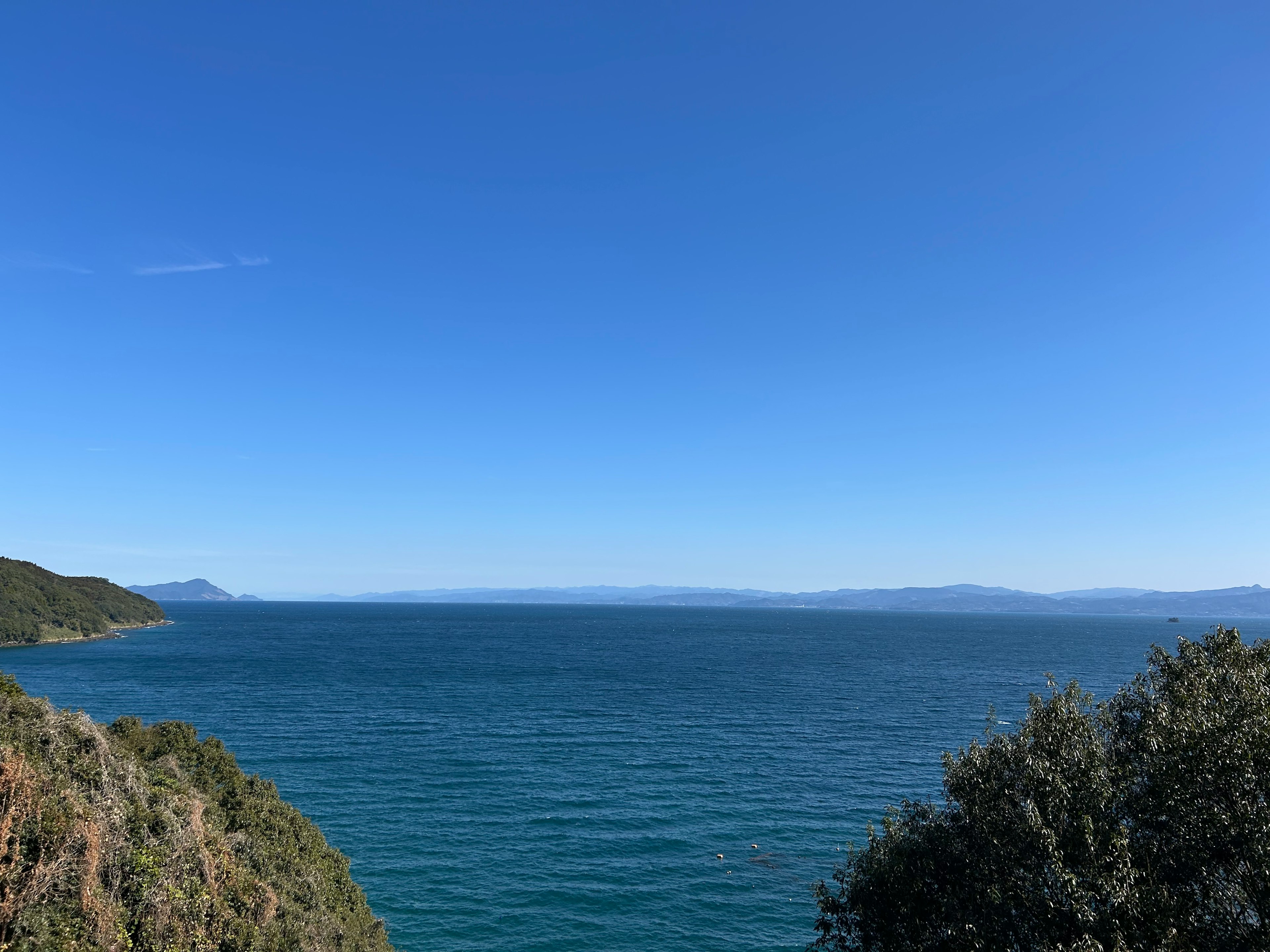 藍色海洋和晴朗天空的風景