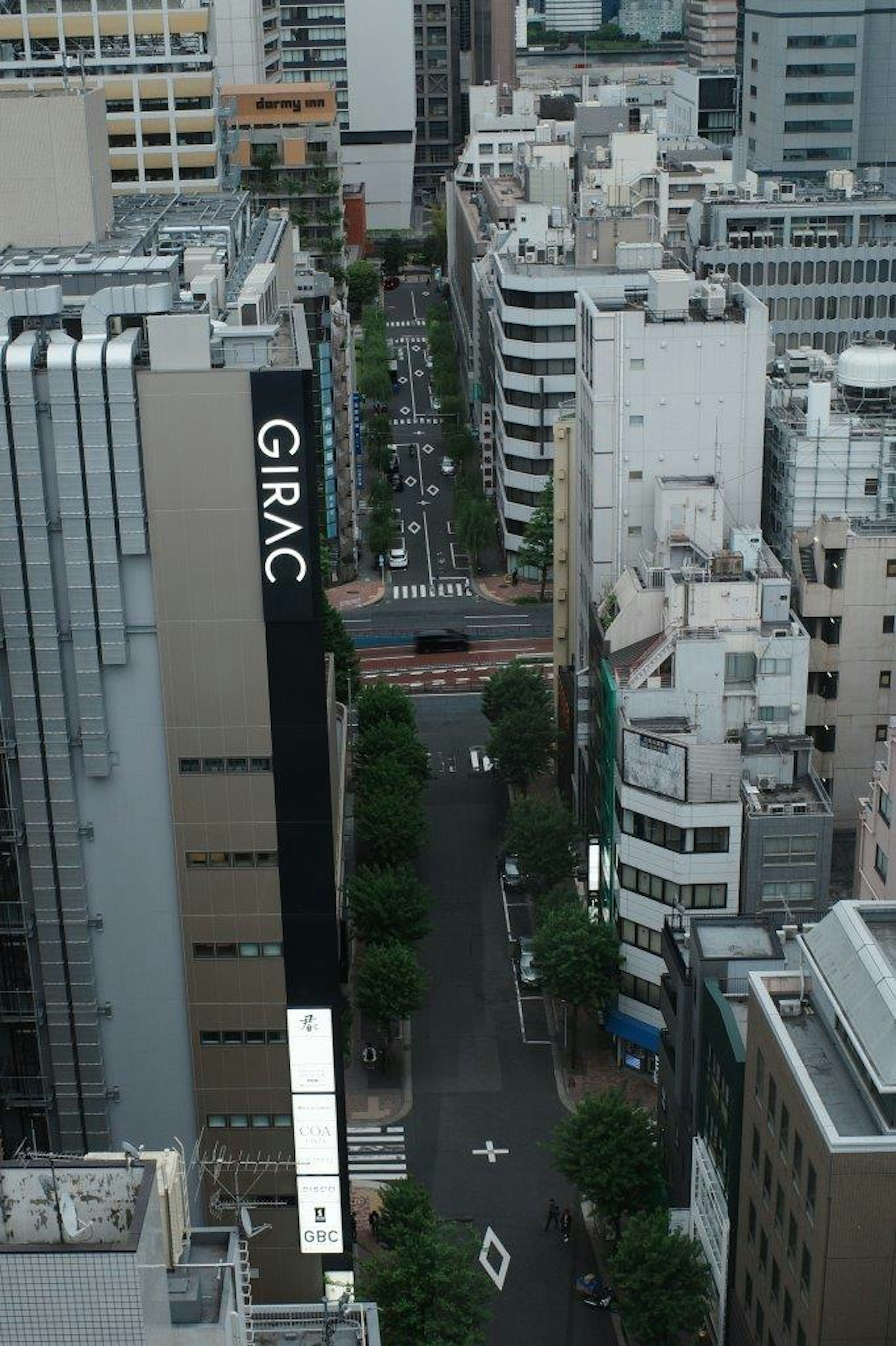 都市の高層ビルが並ぶ通りの上空からの眺め