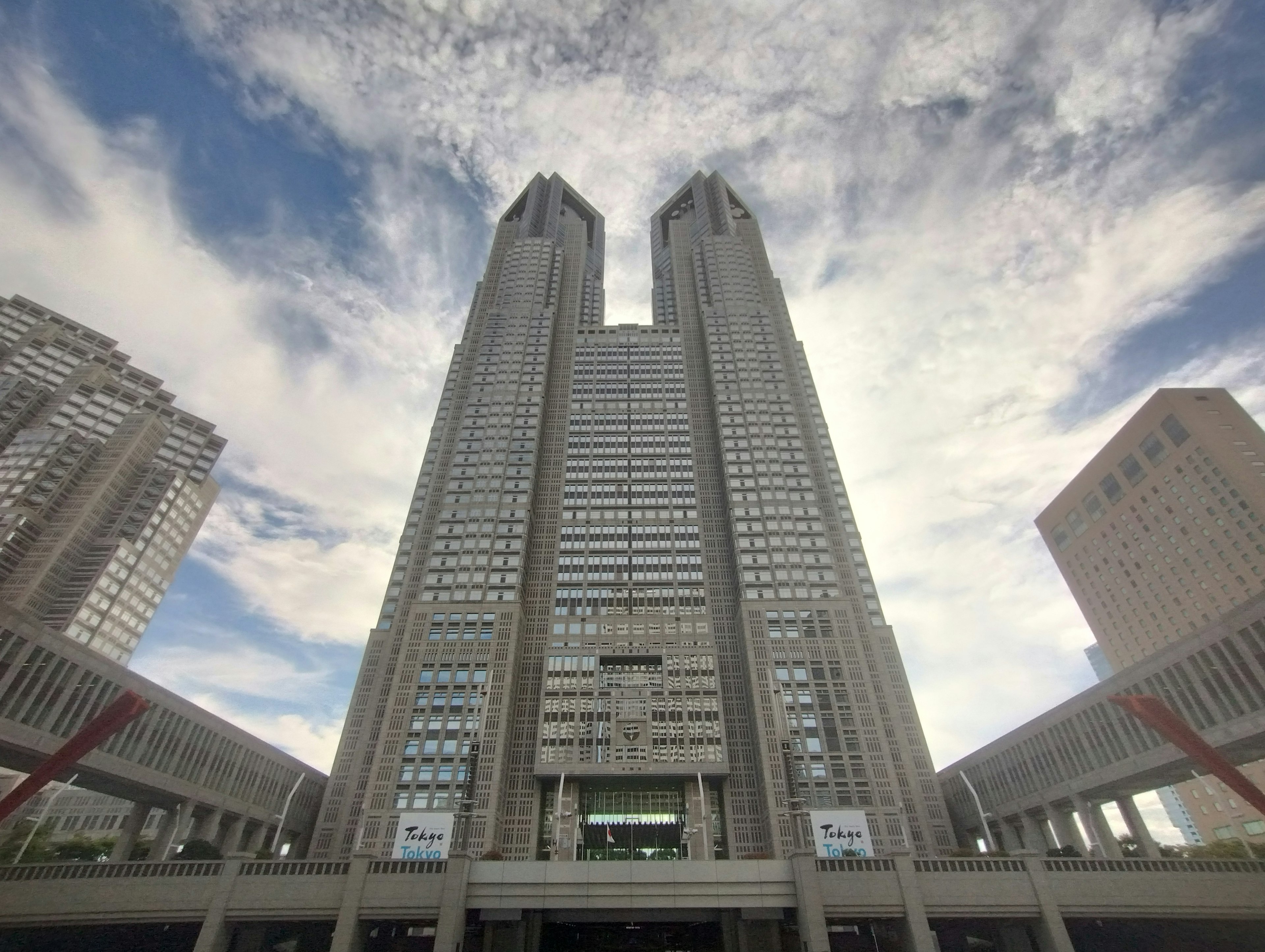 Edificio del governo metropolitano di Tokyo con torri gemelle sotto un cielo nuvoloso