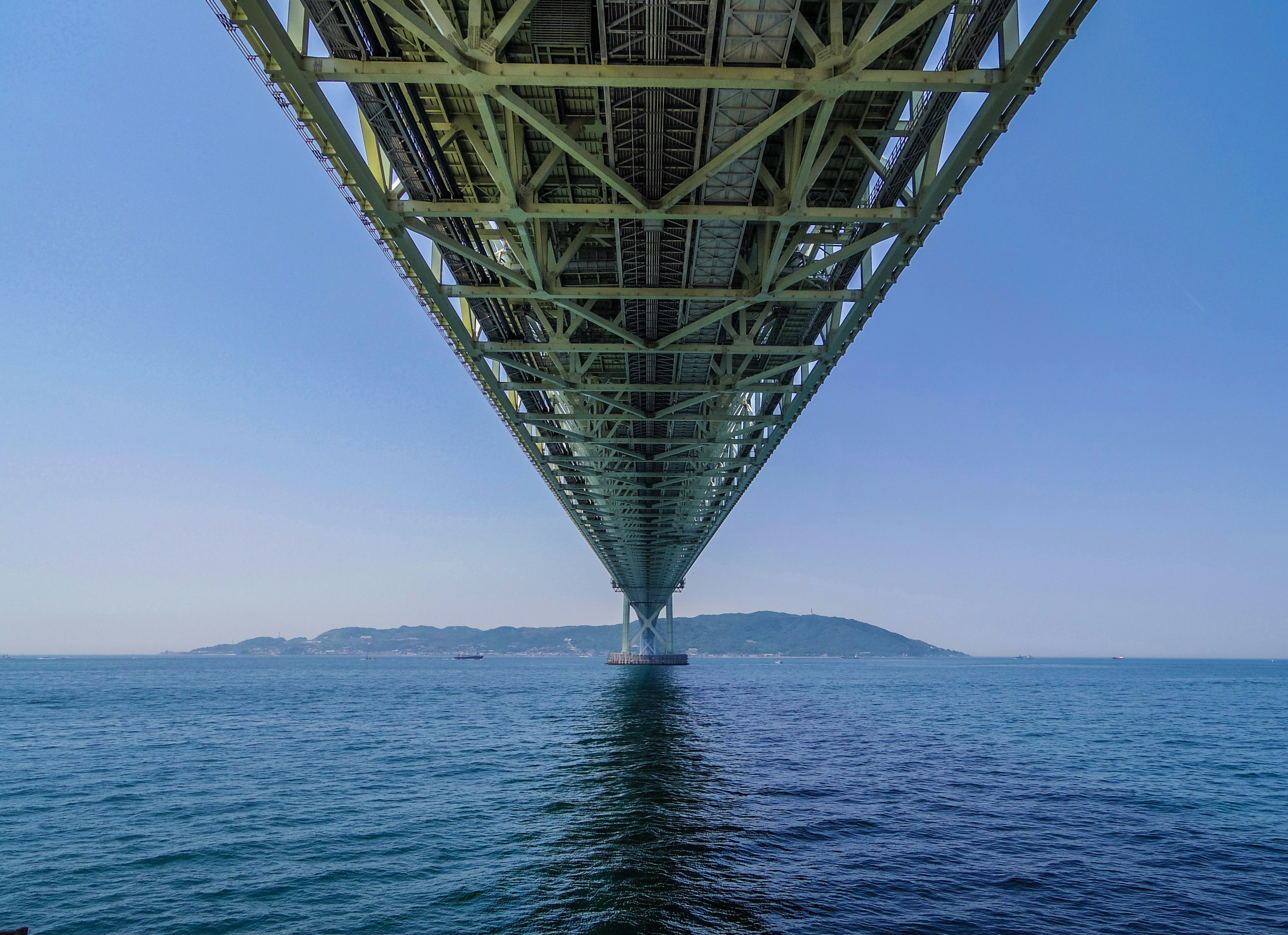 Vista dell'oceano e del cielo blu da sotto il ponte