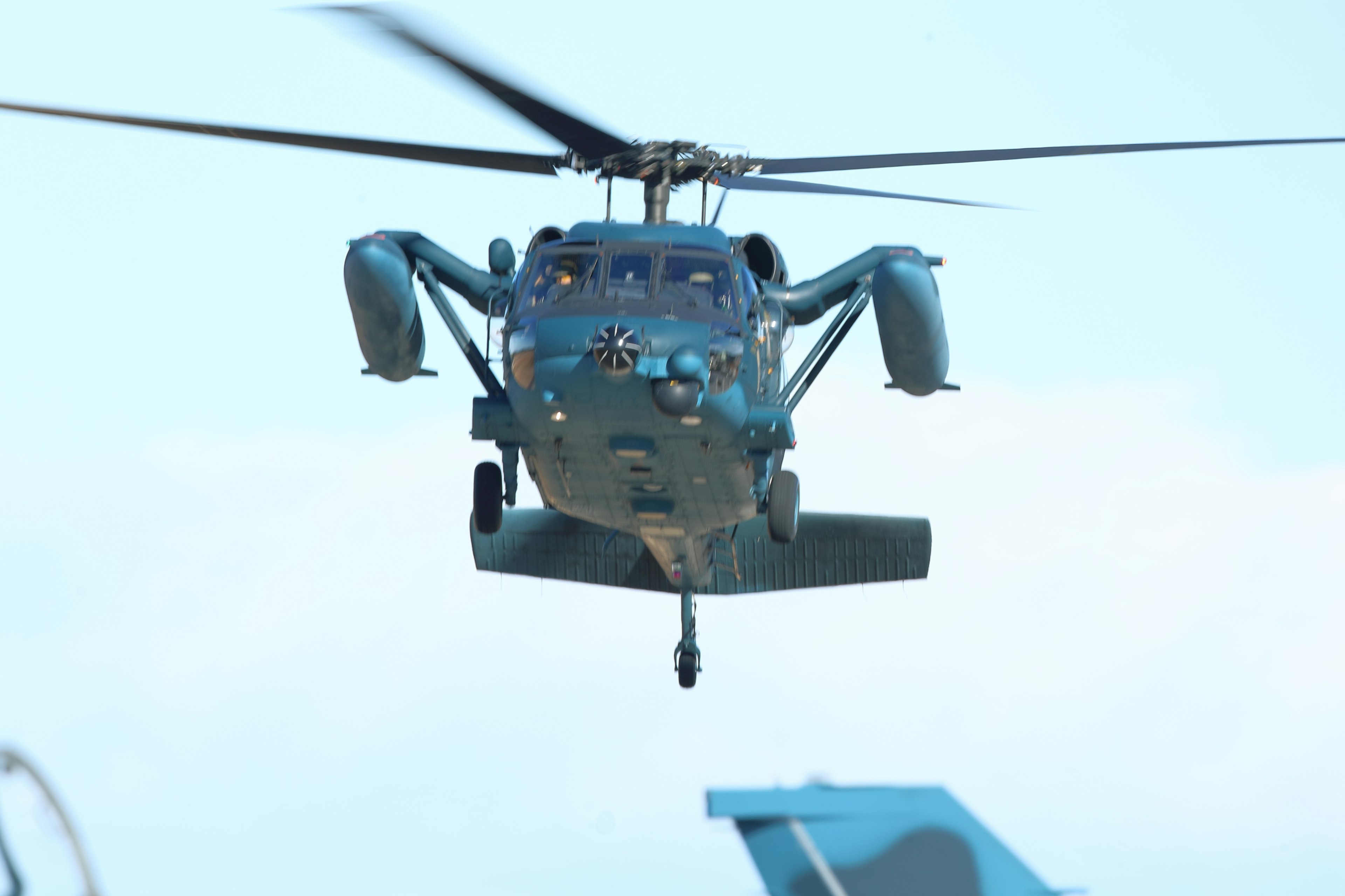 Hélicoptère bleu en vol stationnaire dans le ciel