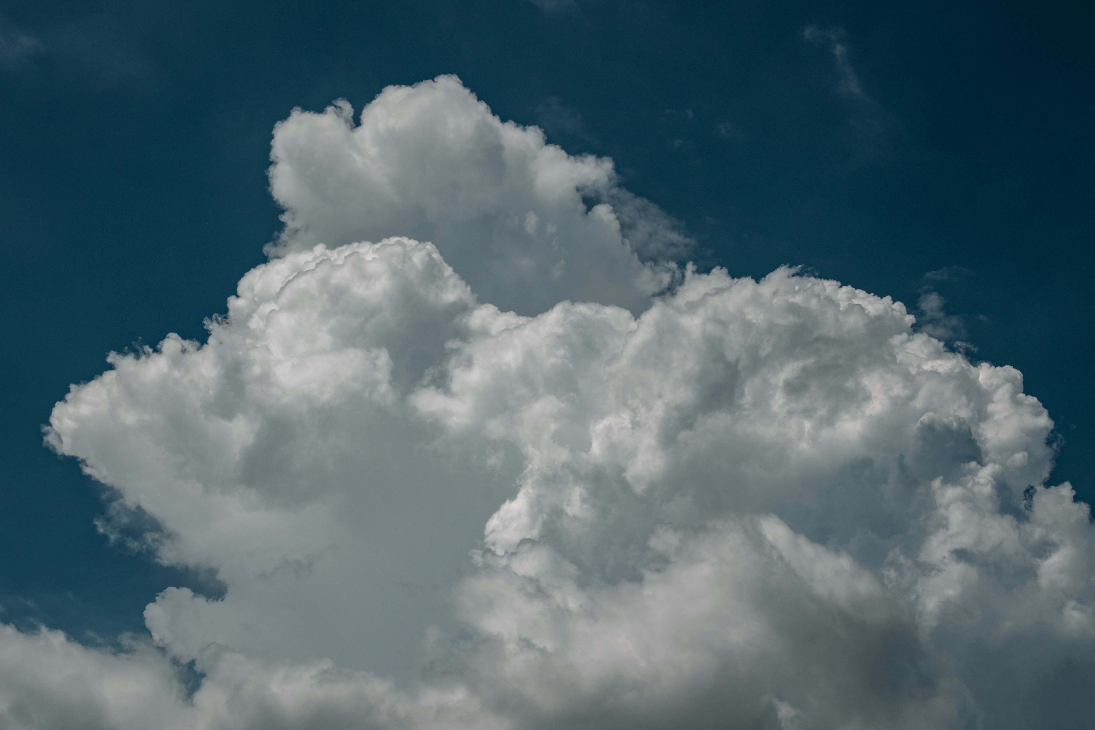 Flauschige weiße Wolken gegen einen blauen Himmel