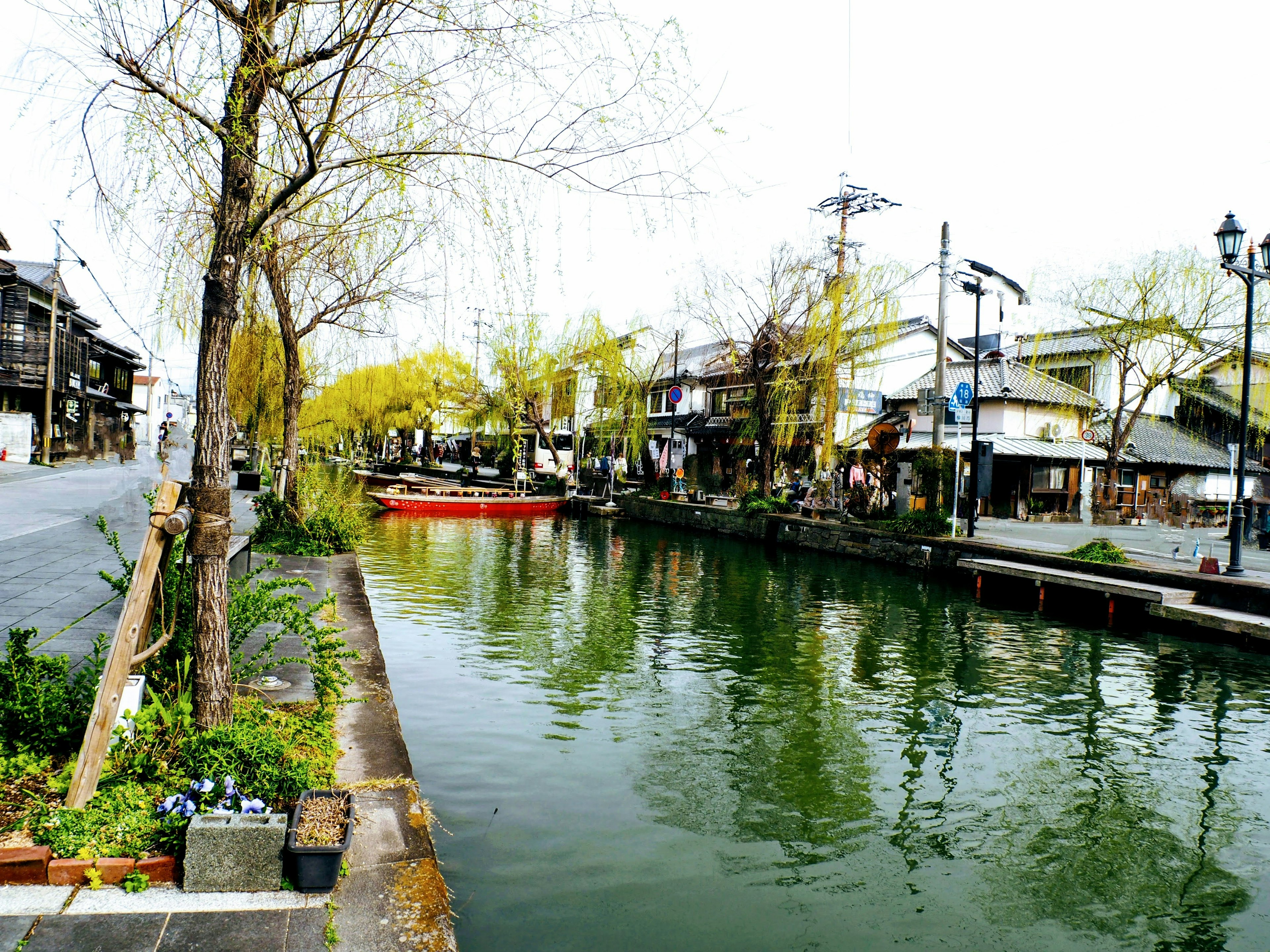 Vista escénica de un canal tranquilo bordeado de casas