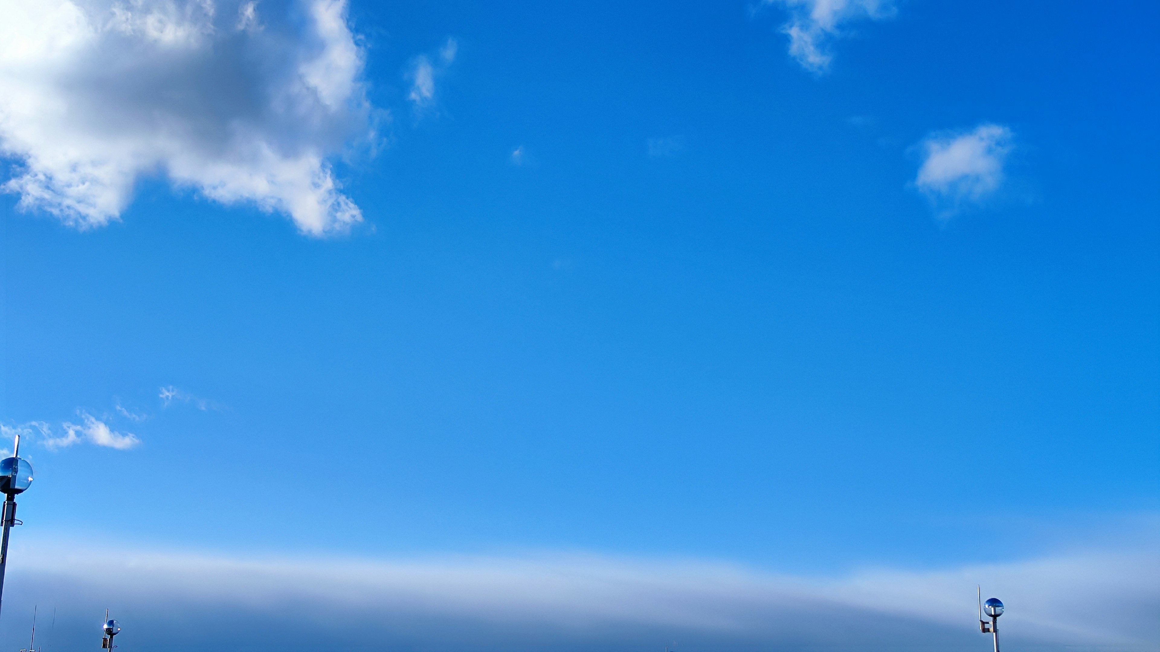 Cielo azul claro con nubes blancas