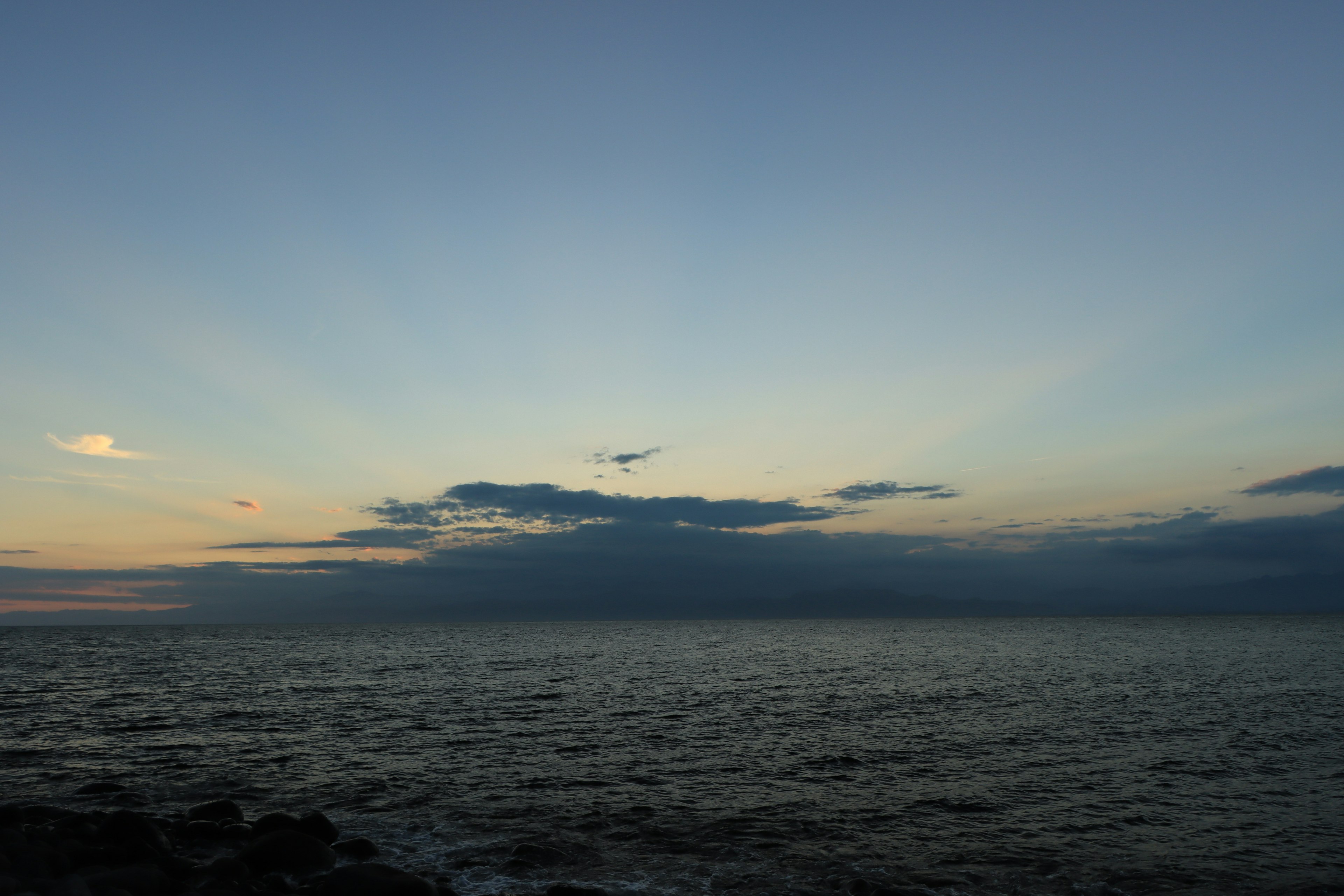 Wunderschöne Meereslandschaft bei Sonnenuntergang ruhiges Wasser und bunter Himmel