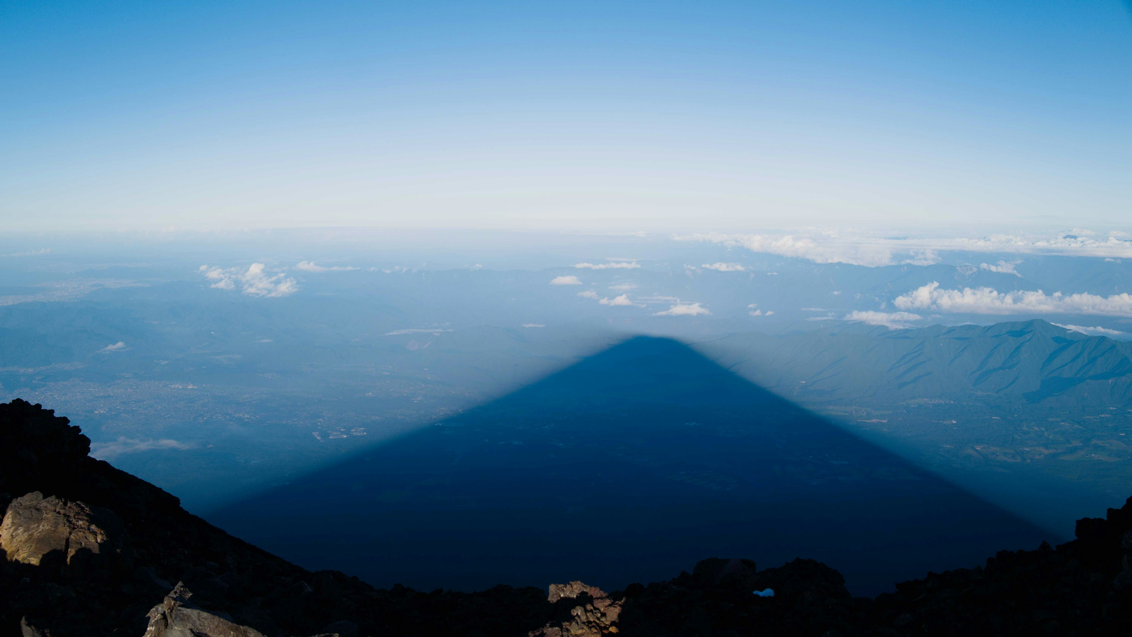 Ombre de montagne projetée contre un ciel bleu