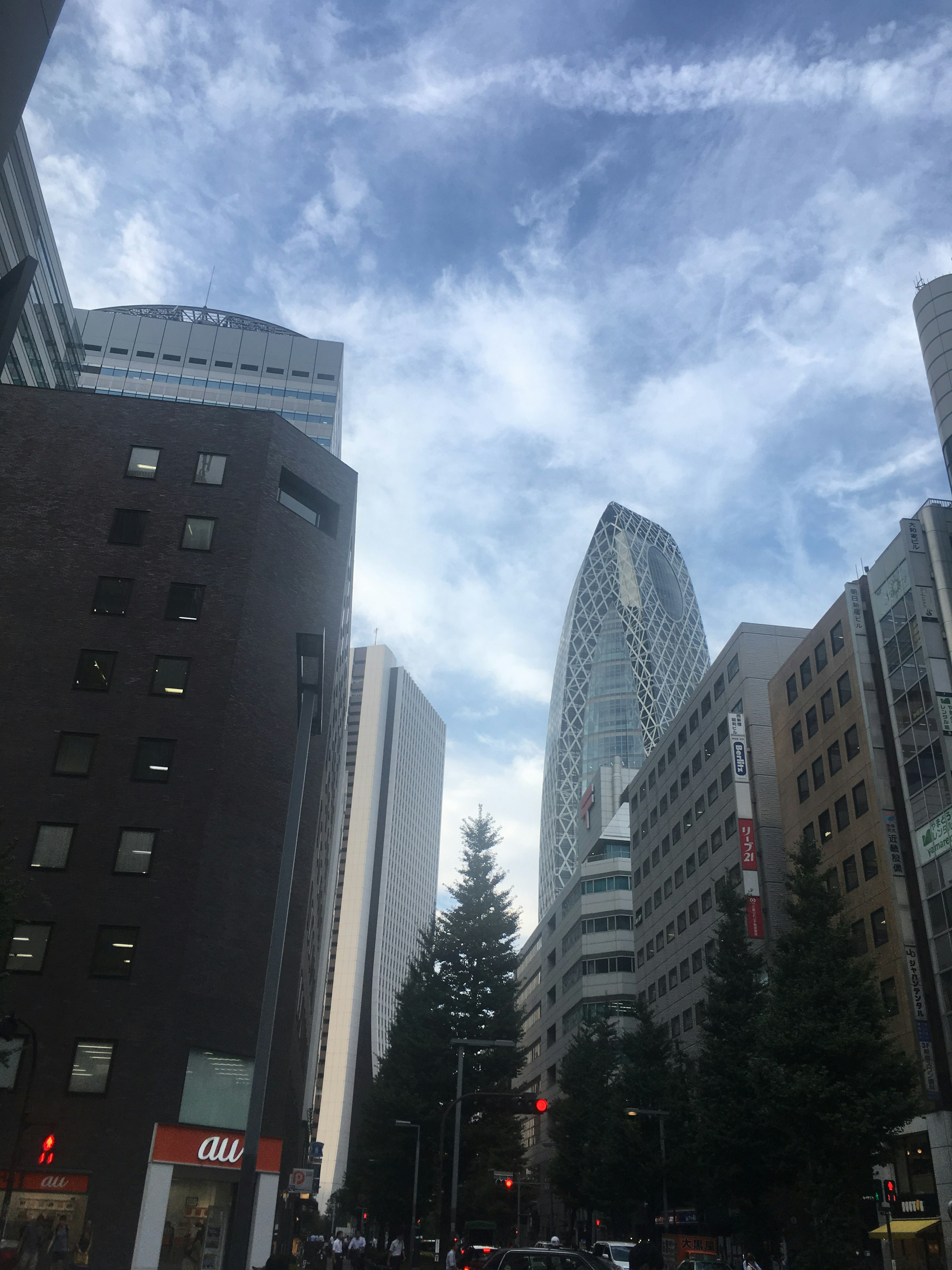 Paisaje urbano con rascacielos y cielo azul