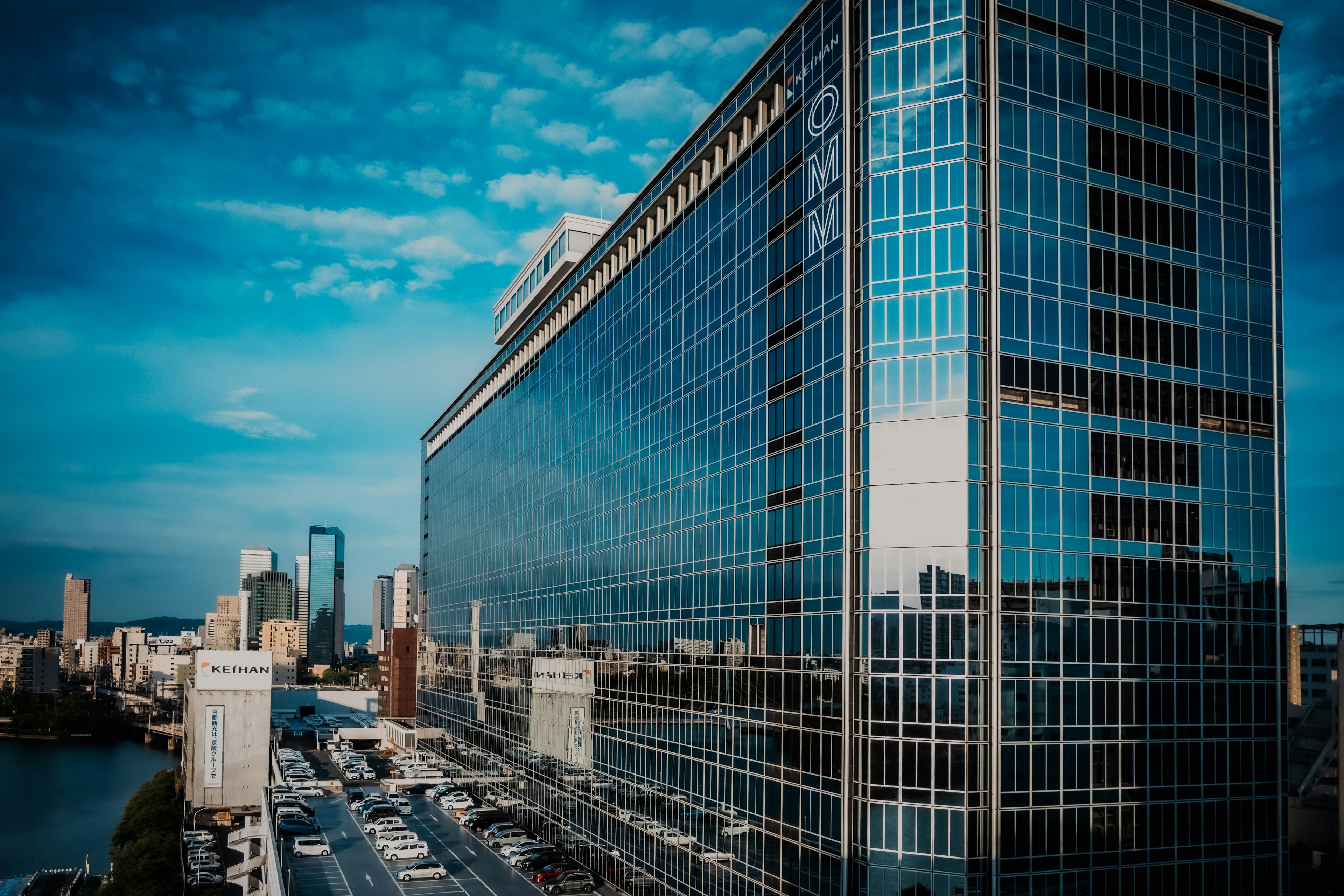 Bâtiment de bureaux moderne avec façade en verre sous un ciel bleu paysage urbain