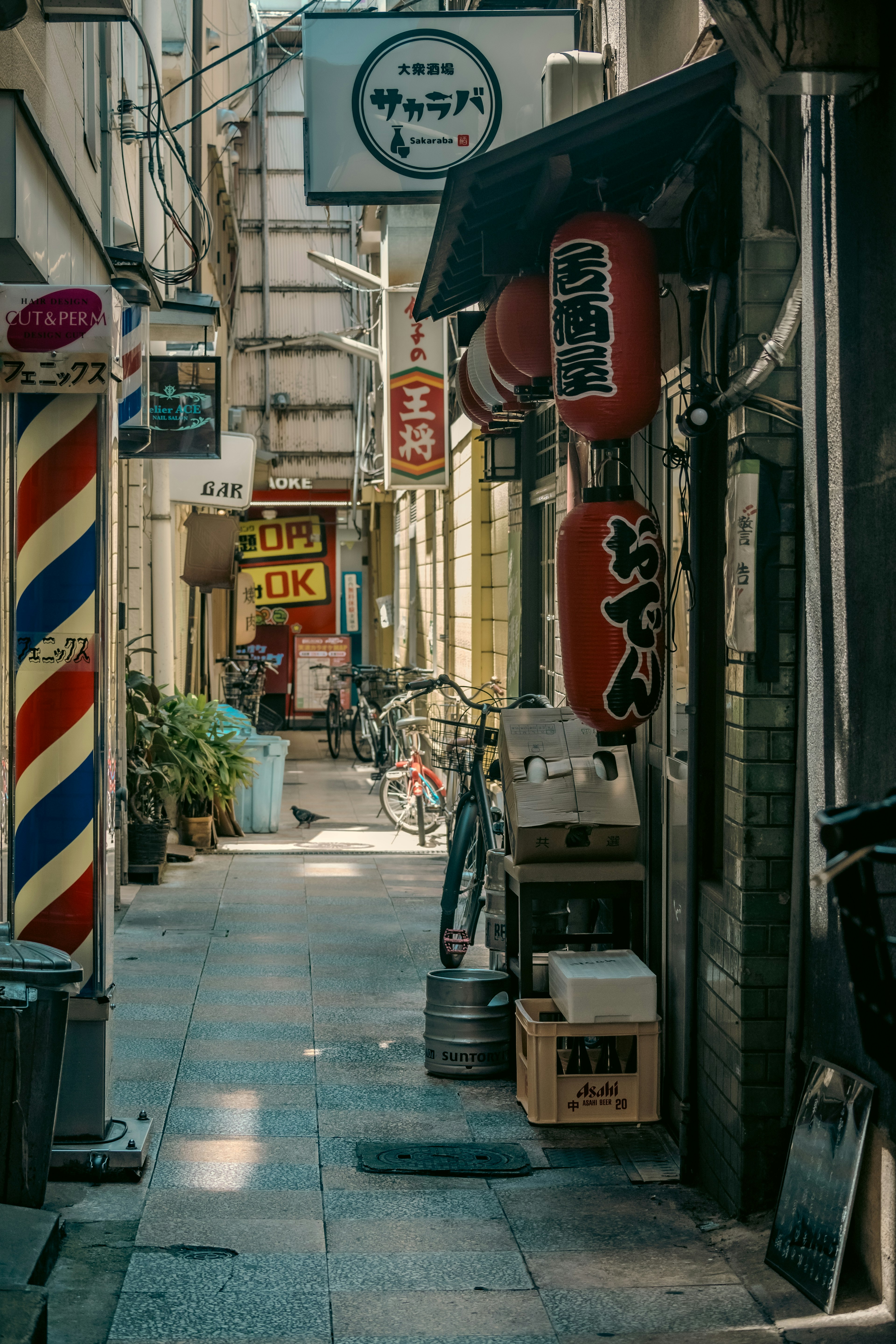 Cortile stretto con negozi e una bicicletta