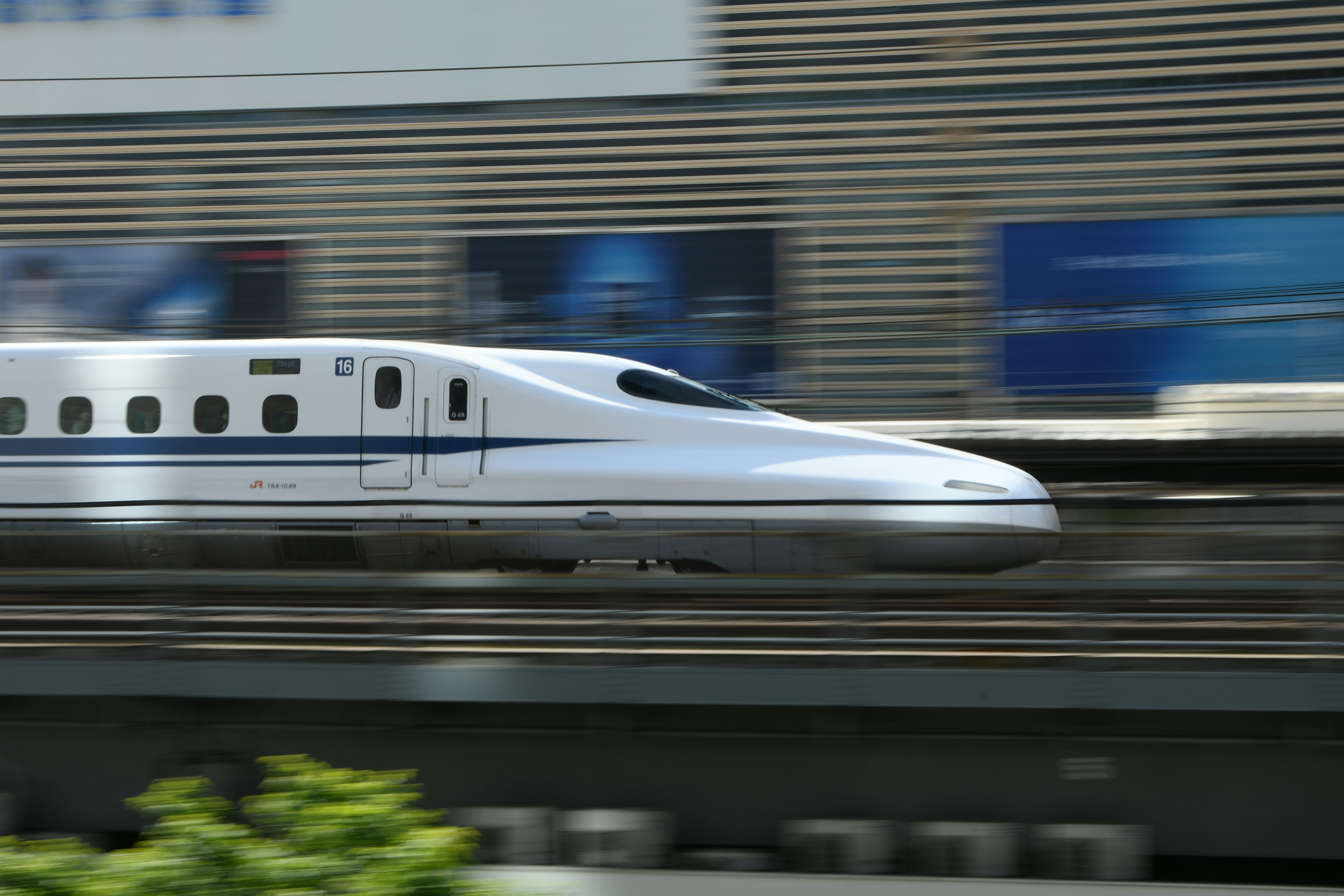 Shinkansen, der schnell vorbeifährt mit einem eleganten Design