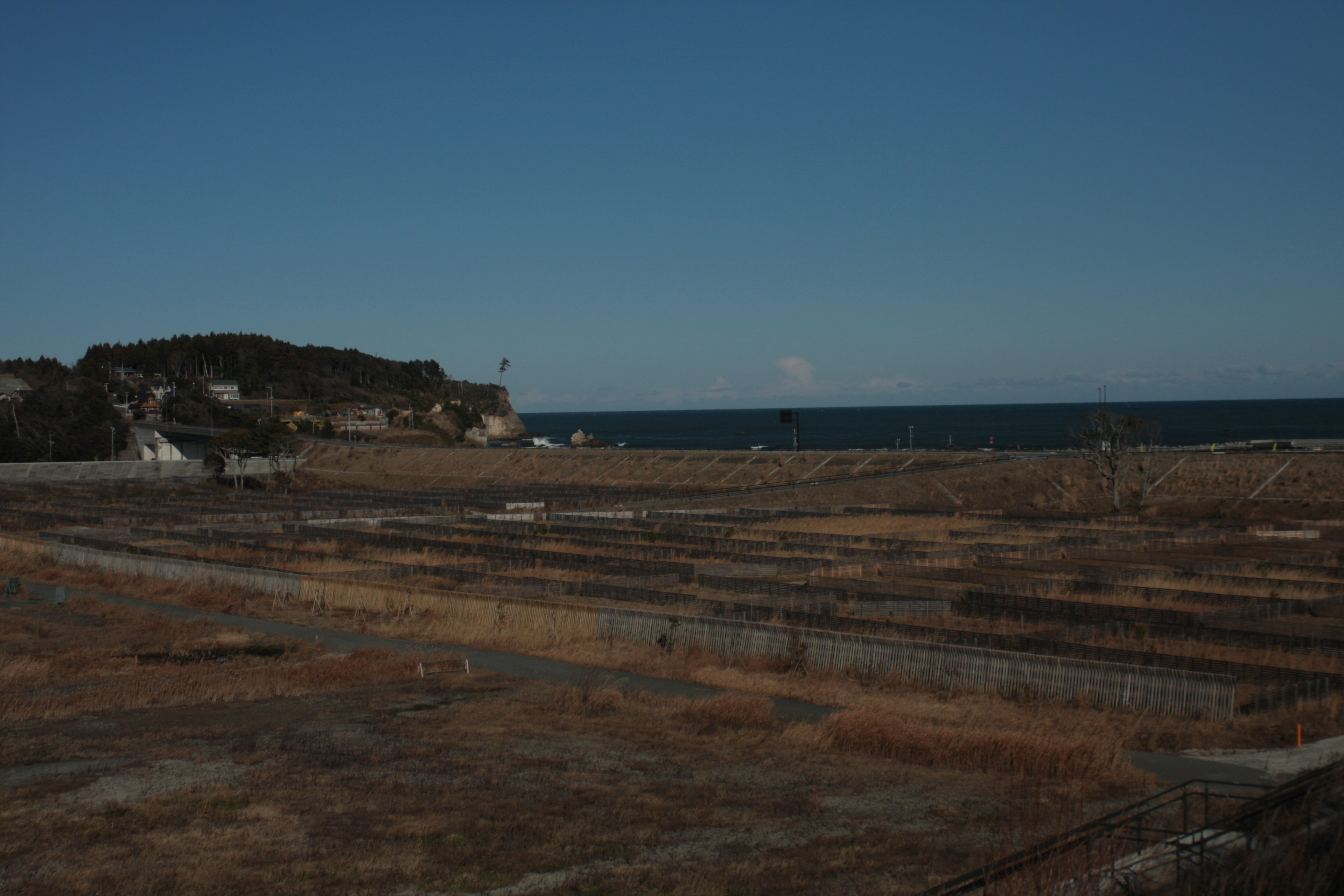 Paesaggio con mare e cielo vasti e terra secca