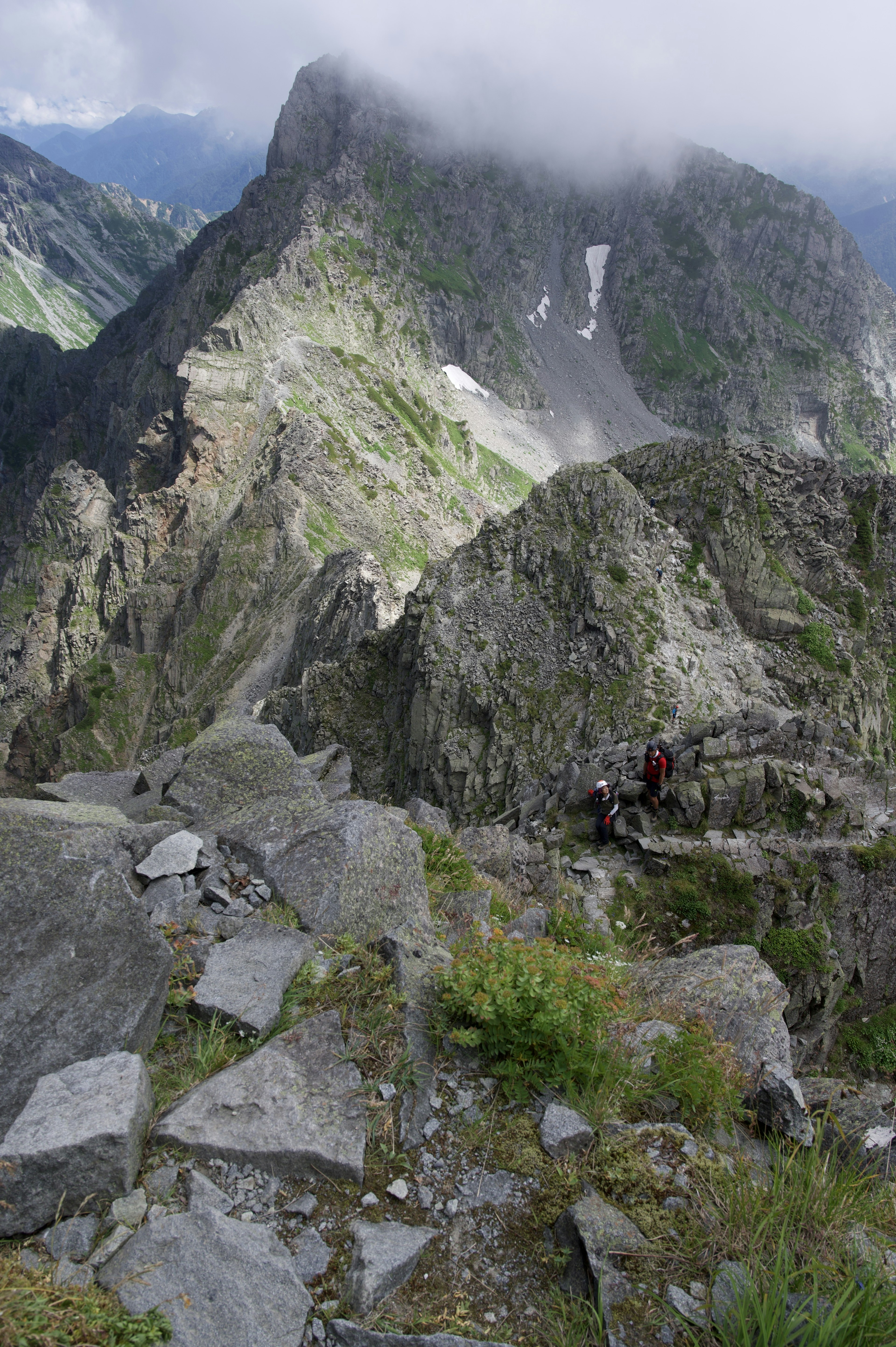 山岳の風景と登山者の姿が見える