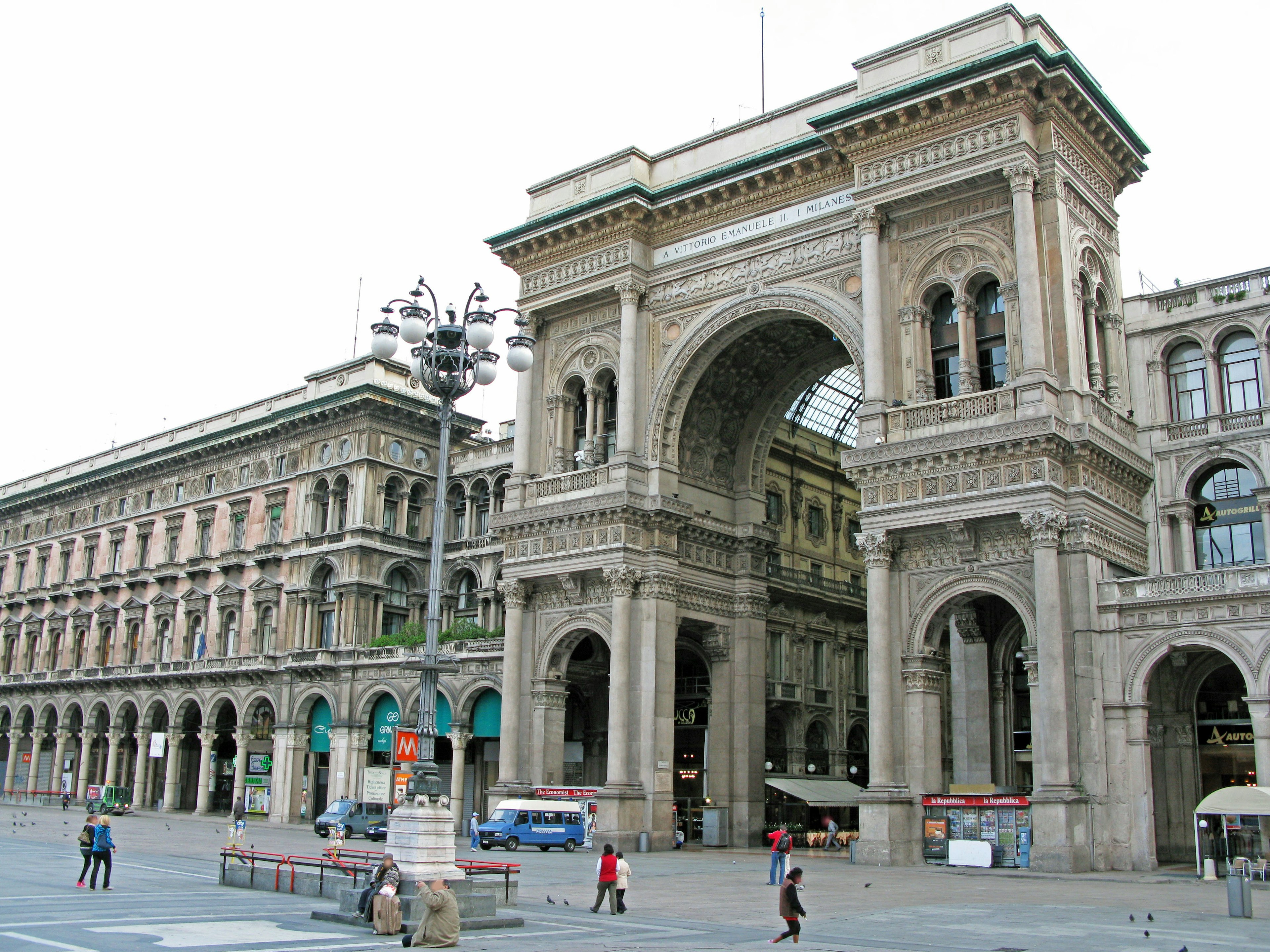 Historisches Bogengebäude in Mailand mit umliegenden Straßen