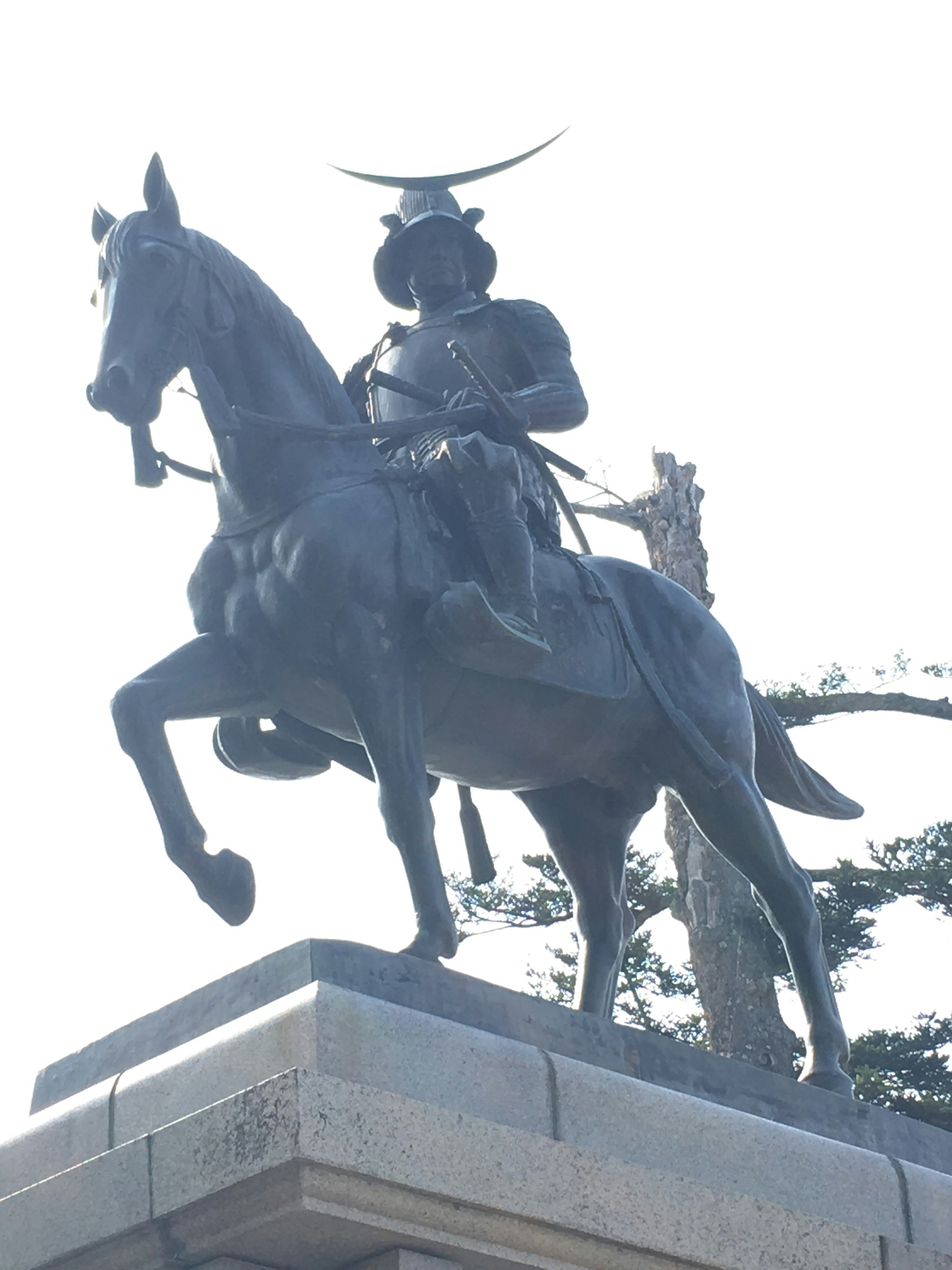 Statue en bronze d'un guerrier monté dans une pose imposante