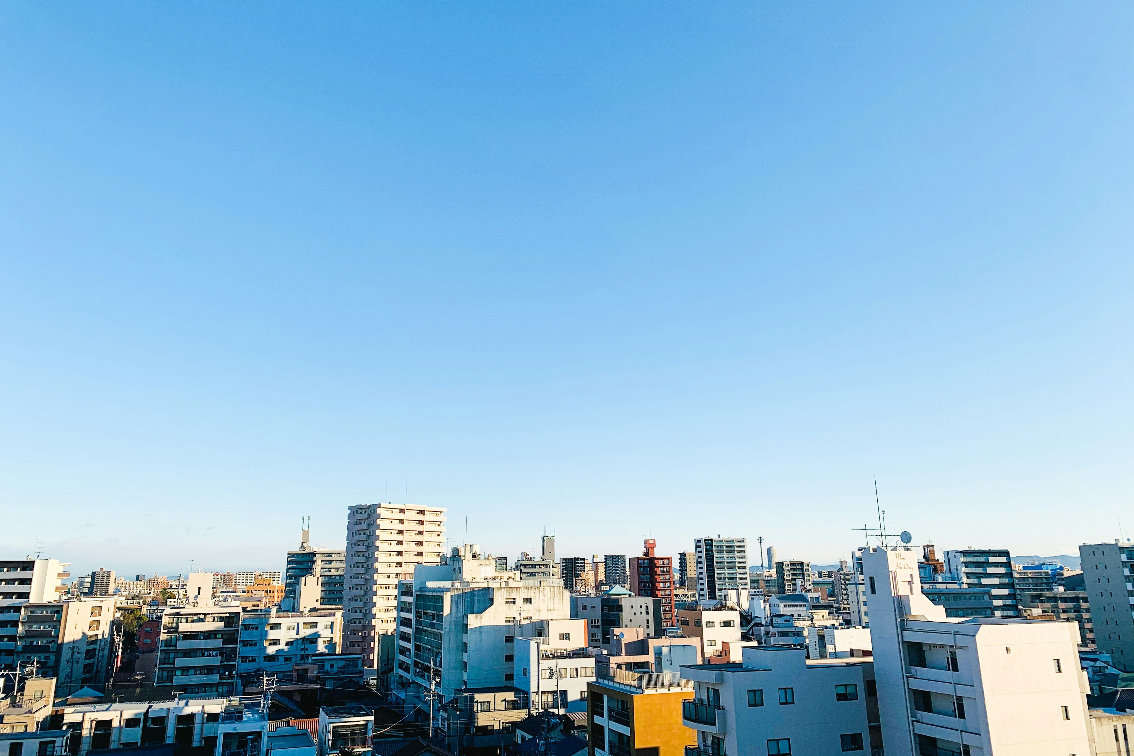 青空の下に広がる都市のパノラマ景色