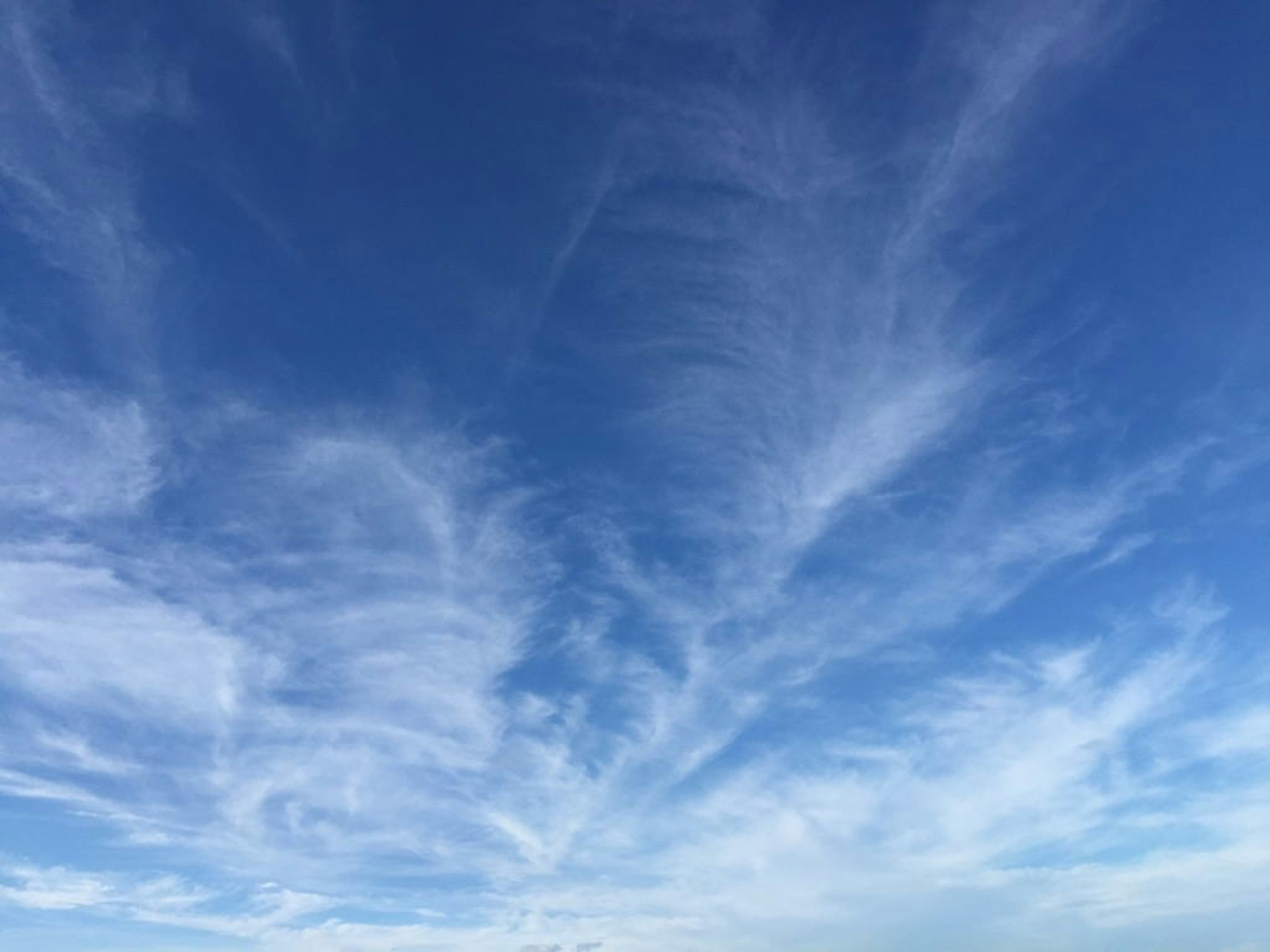 Hermosos patrones de nubes en un cielo azul