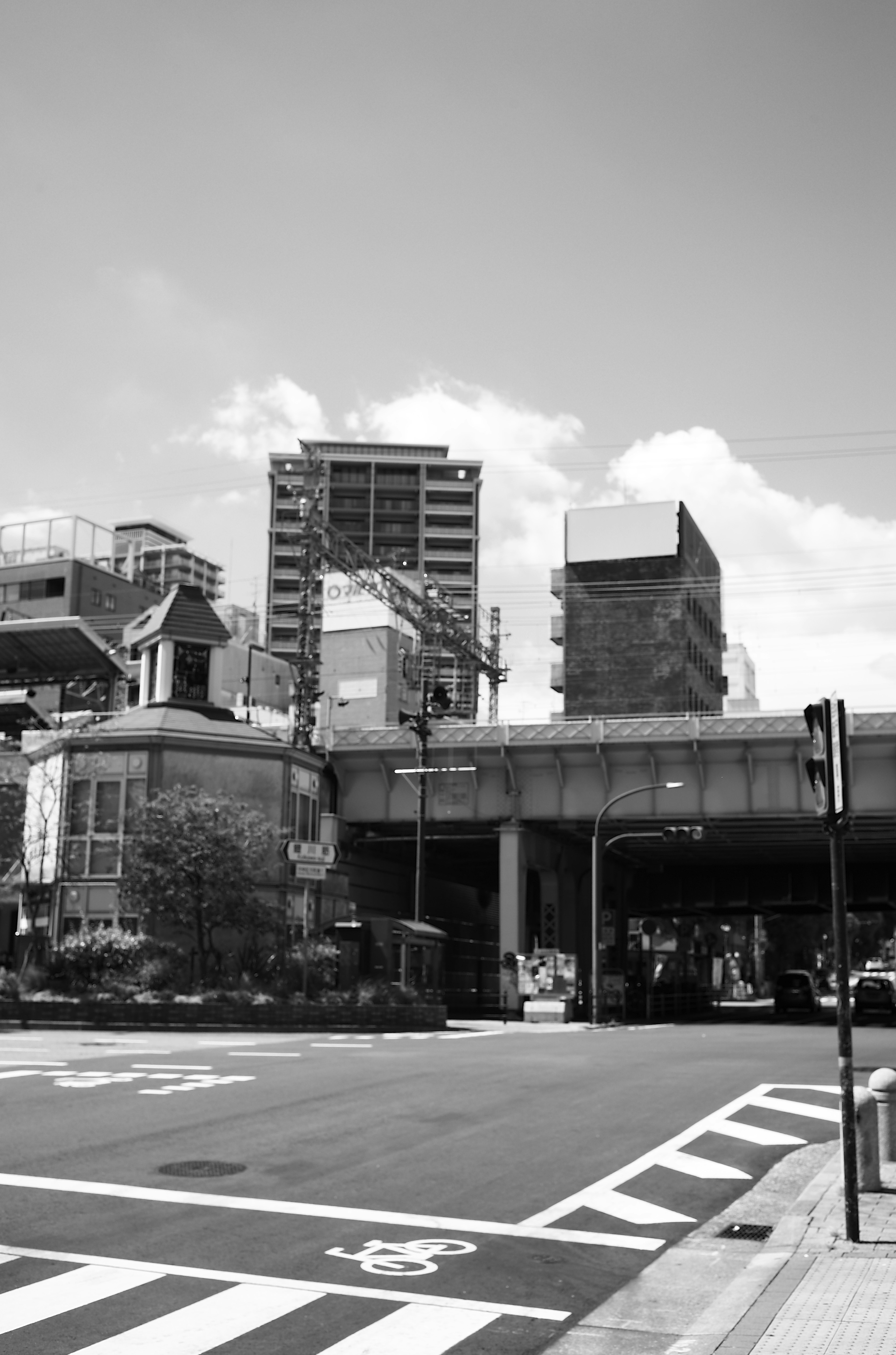 Paisaje urbano en blanco y negro con una intersección y edificios altos